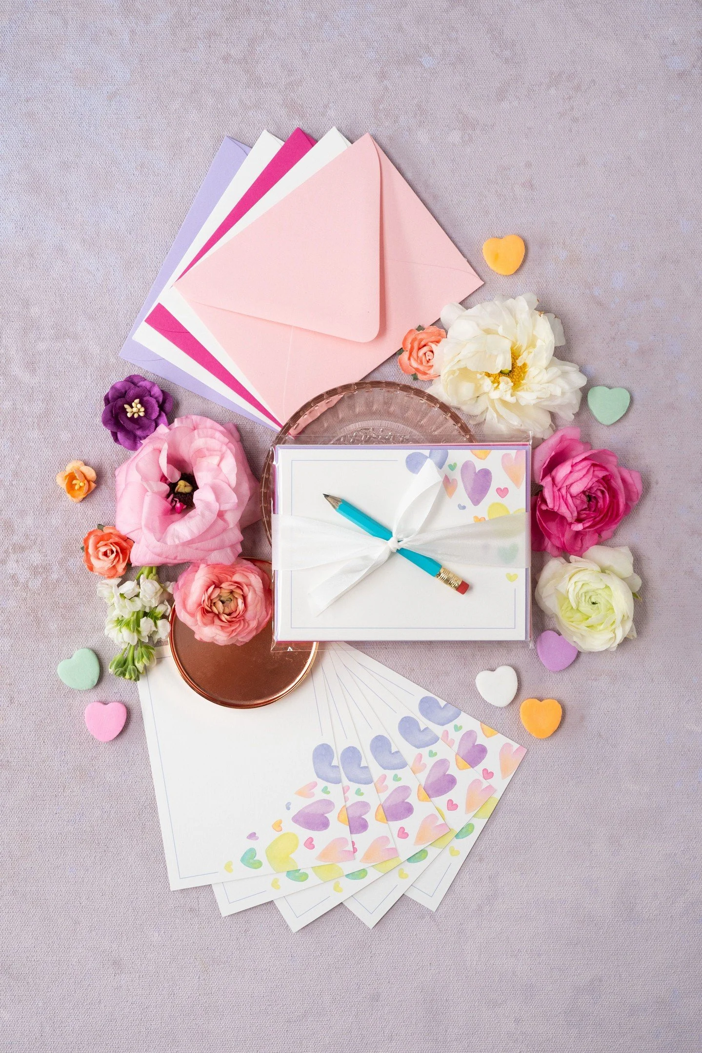 Celebrating love this week with the 𝘭𝘰𝘷𝘦𝘭𝘺 details from this adorable baby shower suite - hearts on paper &amp; love all around! 💜🧡💛⁣
⁣
Stationery: @hazeleyedesigns ⁣
Photo + Styling: @peterson.design.photo ⁣
Mama + Baby: @a_mooney8