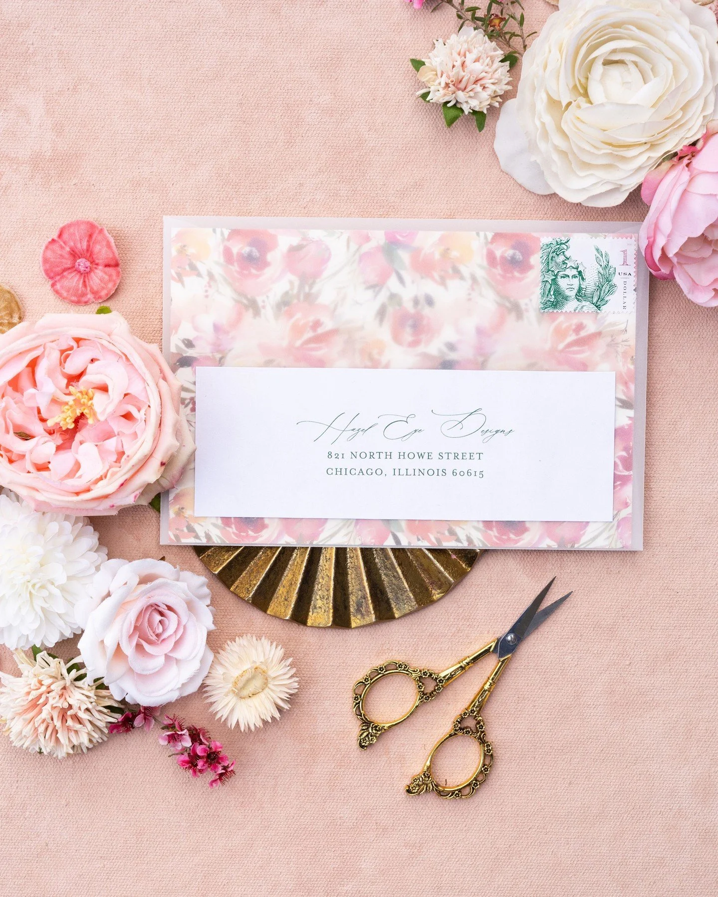 Flowers, but make it stationery 💐 Sending love through the mail this Valentine&rsquo;s Day. ⁣
⁣
Stationery: @hazeleyedesigns ⁣
Photo + Styling: @peterson.design.photo