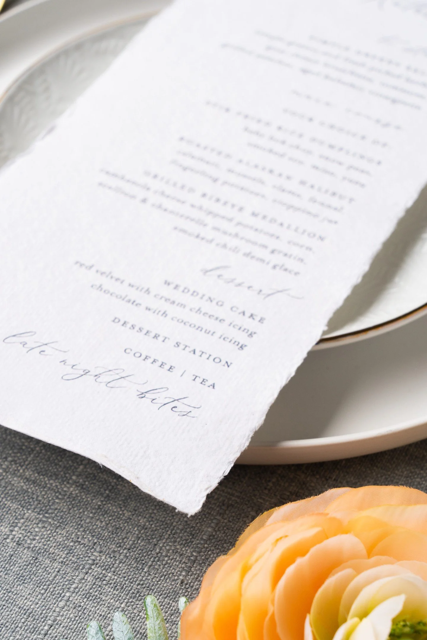 Making the menu part of the experience too&ndash;the textures and edges of this paper bring me so much joy 🤌🏼⁣
⁣
Stationery: @hazeleyedesigns ⁣
Photo + Styling: @peterson.design.photo