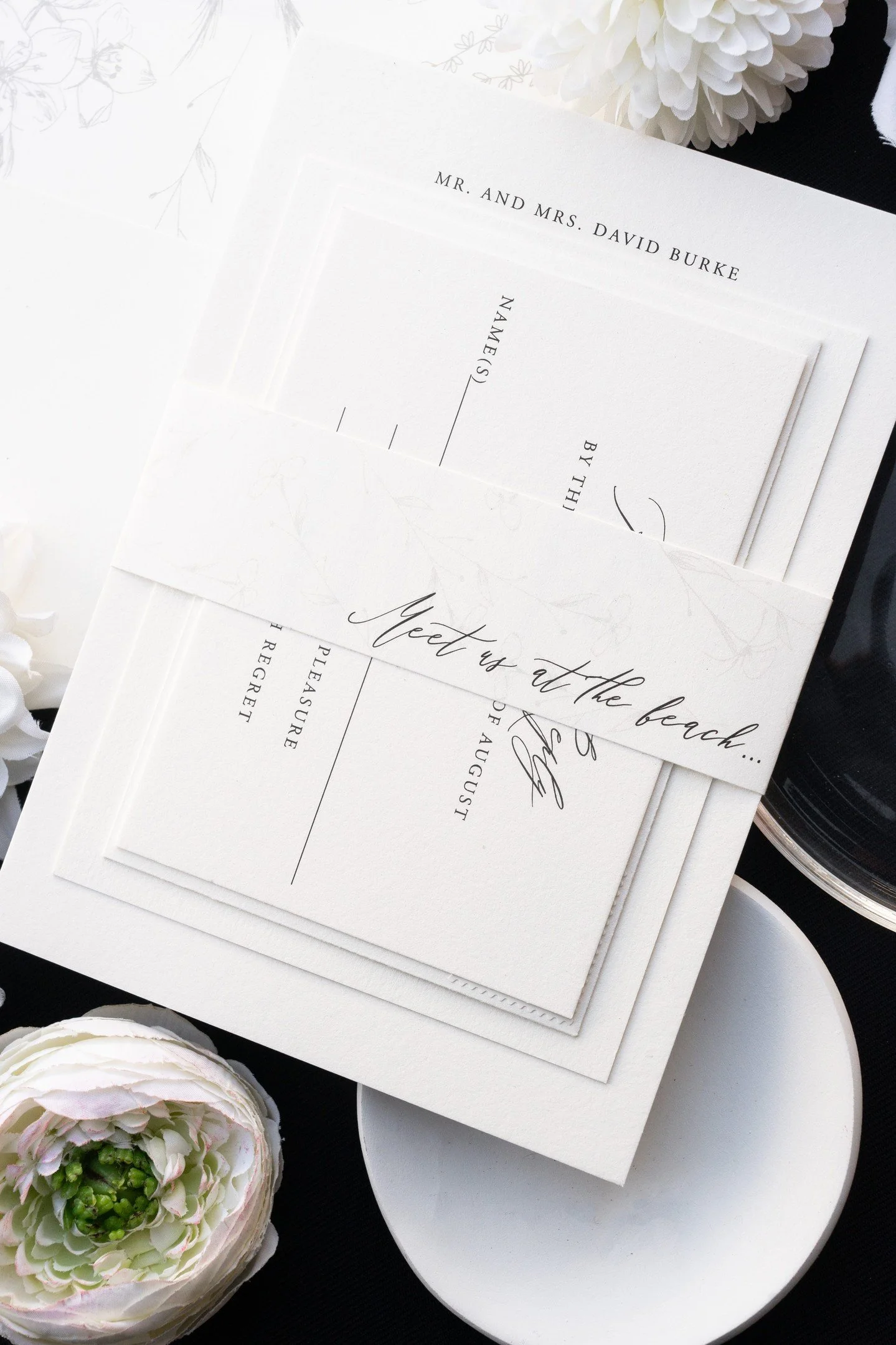 Ahhhh.... it's March! March has always made me feel like I've made it through the winter. I'm ready for warmer days, Spring Break, and all the adventures that await in the coming months. Beach trip anyone??⁣
⁣
Stationery: @hazeleyedesigns ⁣
Photo + S