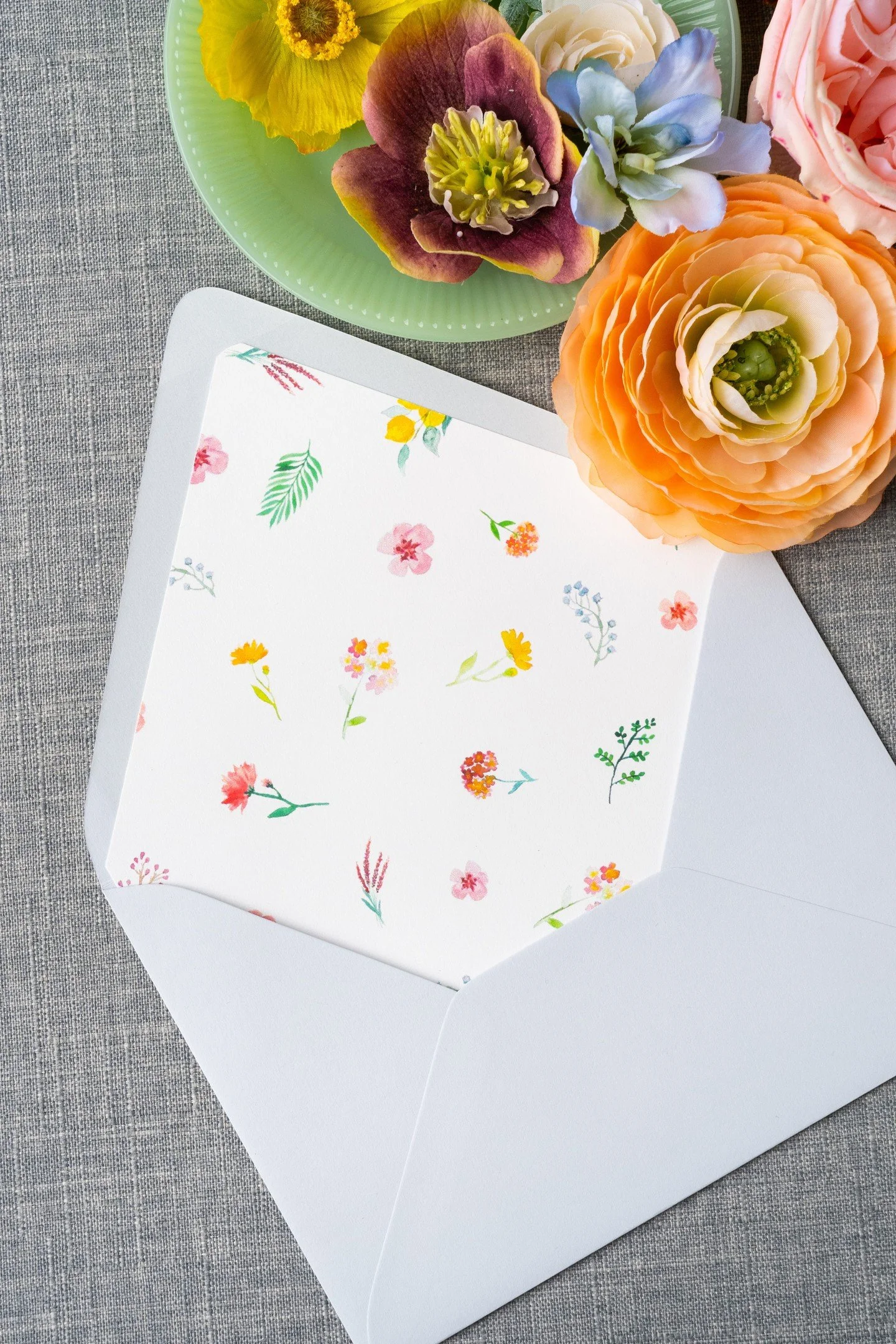 Hand-painted watercolor florals...done by the bride! I love a personal touch. And, yay SPRING! Can you tell I'm ready for SPRING?⁣
⁣
Stationery: @hazeleyedesigns ⁣
Photo + Styling: @peterson.design.photo