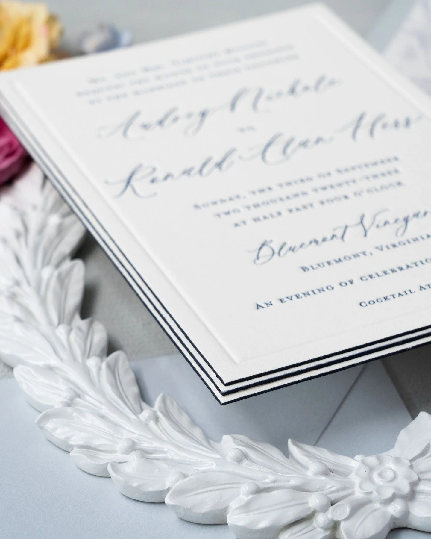 Starting the week with one of my favorite invitation details: edge painting.⁣
⁣
There's something timeless about the contrast of crisp cotton paper and a hand-painted edge. Subtle enough to feel refined, yet bold enough to transform an invitation int