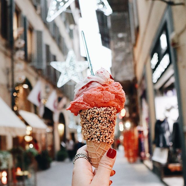 Anyone else craving Italian gelato right now? 🍦Look out our Florence Foodie Guide coming soon to the blog for the city's best pasta, pizza, gelato, and more. Yum! ⚜️⠀⠀⠀⠀⠀⠀⠀⠀⠀
⠀⠀⠀⠀⠀⠀⠀⠀⠀
#florence #florenceitaly #italy #europe #icecreamlove⠀⠀⠀⠀⠀⠀⠀⠀⠀
#