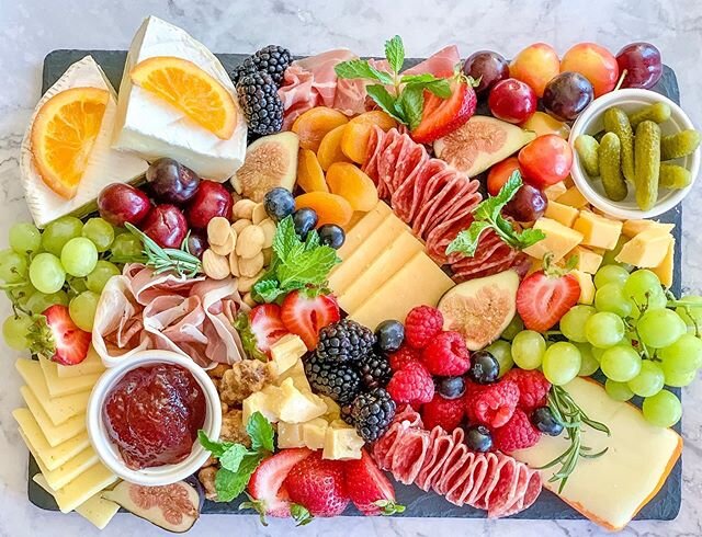Omg guys!!! It&rsquo;s my favorite season...can you guess what it is? Hint it&rsquo;s on this board 🤤
&bull;
&bull;
&bull;
&bull;
&bull;
&bull;
&bull;
#grateboards #cheese #cheeseboard #cheeseplate #cheeselover #cheeseplatter #cheeseandwine #charcut