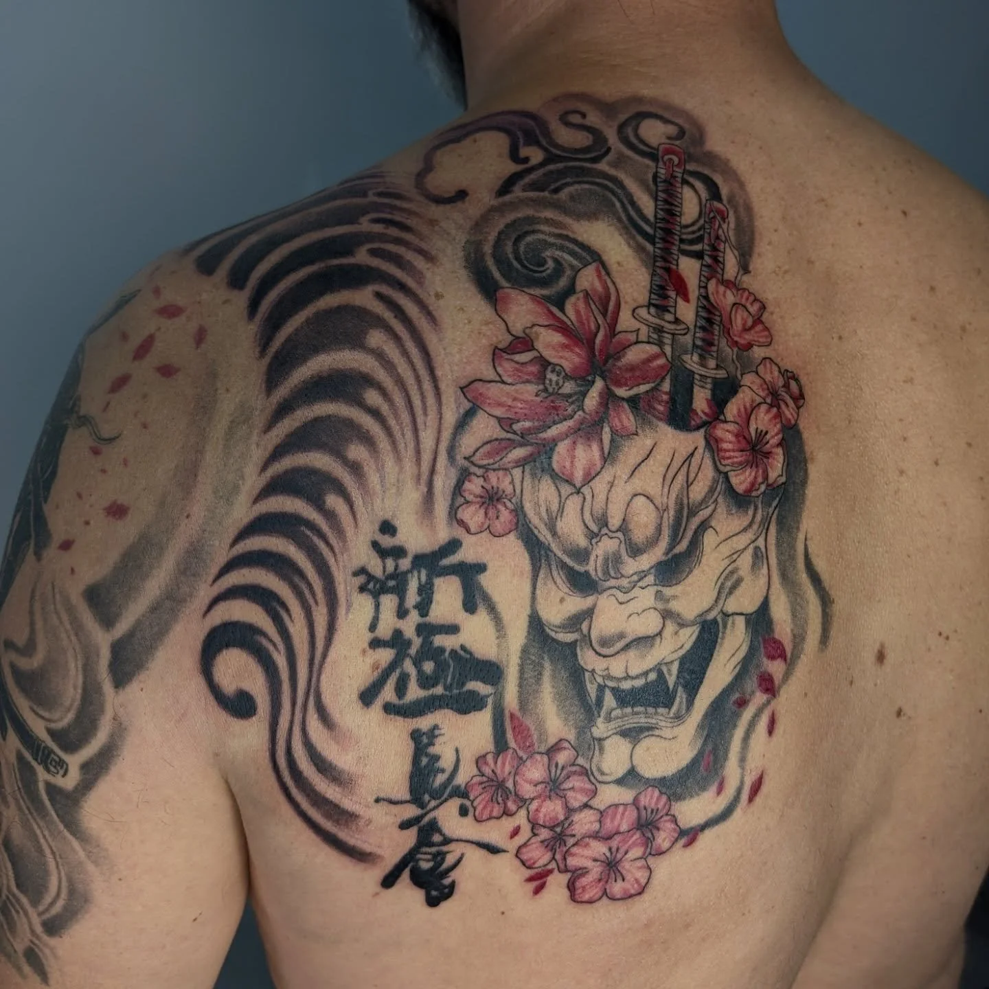 Shoulder blade piece done in two sessions for @radu_popeanu . Thank you for the trust with the tattoo and design. More japanese please 😁
.
.
#tattoo #japanesetattoo #tattooidea #tattooartist #ancaporaink #targumures #cherryblossom #blackandred