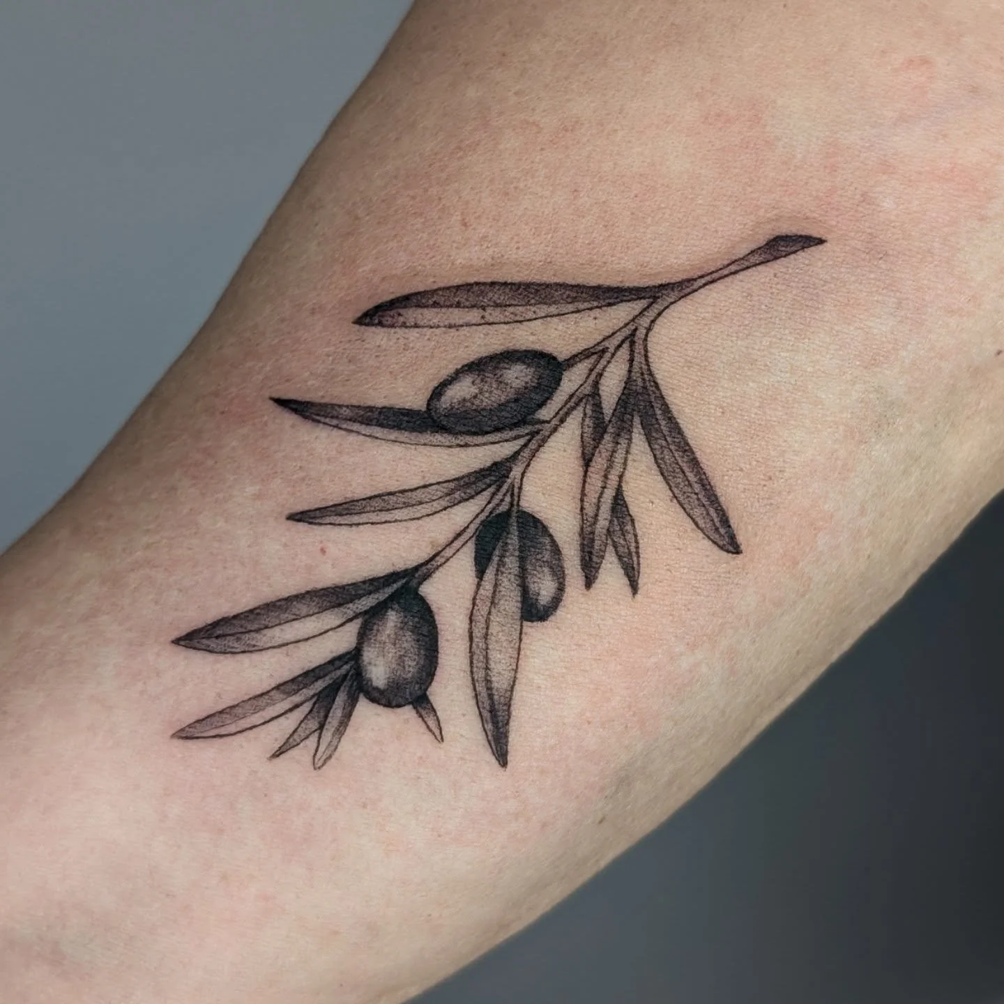 Some tattoos I have done lately and some behind the scenes as a working tattoo artist. I still have some spots left this year so make sure you book that appointment in time if you want to get tattooed by the end of the year. ❤️
.
.
#tattoo #tattooart