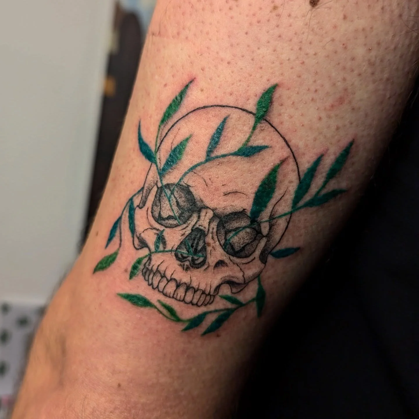 Same subject, different moods 💀I been having fun creating skull tattoos in different styles. From illustrative with color accents, to dark, realistic and more minimal skulls are super versatile and also timeless tattoos
I am curious which one you&rs