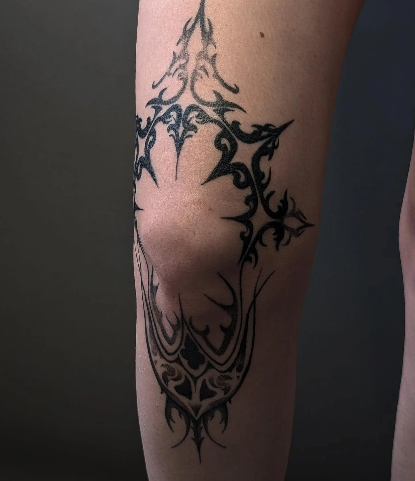 Knee banger done at @tattoofestiasi. I really wanted to show off the healed version as it pretty much healed perfectly. Symmetry is not easy to pull off especially around the knee Thanks to my lovely client @diana_sosu for the patience and sitting li