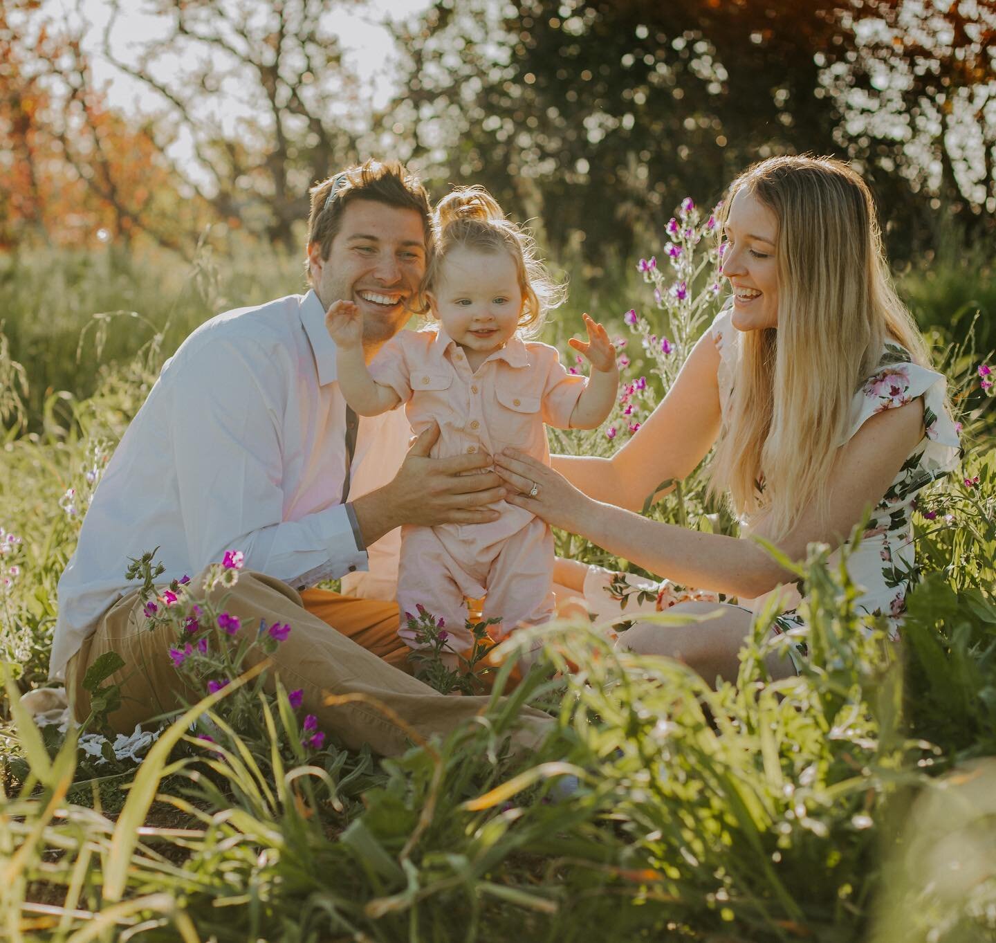 Have you been wanting a family shoot for a while? I have available dates for April and May. Message me today 🌿