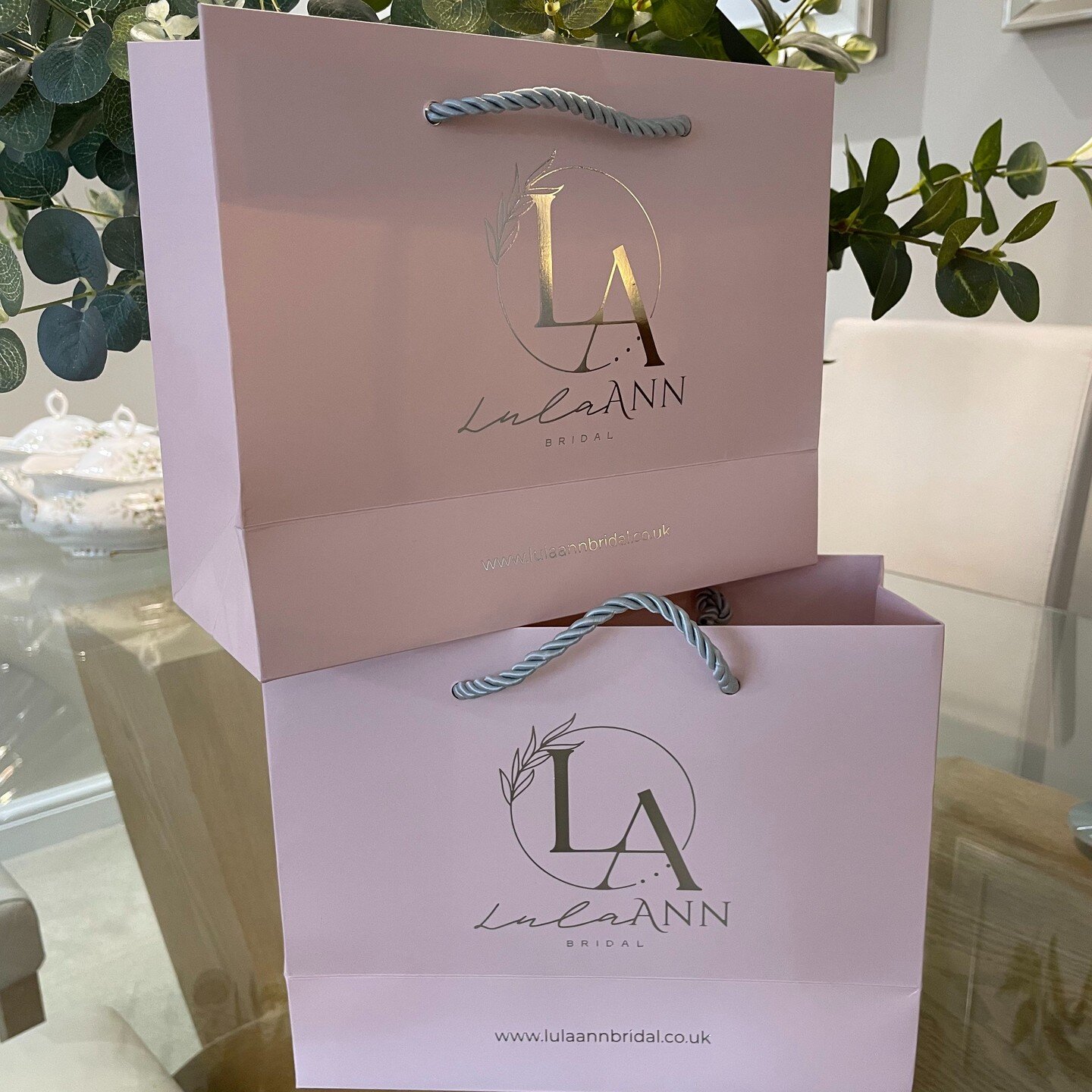 Pink and silver foil..we love these for @lulaannbridal so stylish with silver rope handles 😍

We can help with every aspect of your stationary and branded materials for your boutique 💗

With decades of experience, we&rsquo;re at your disposal with 