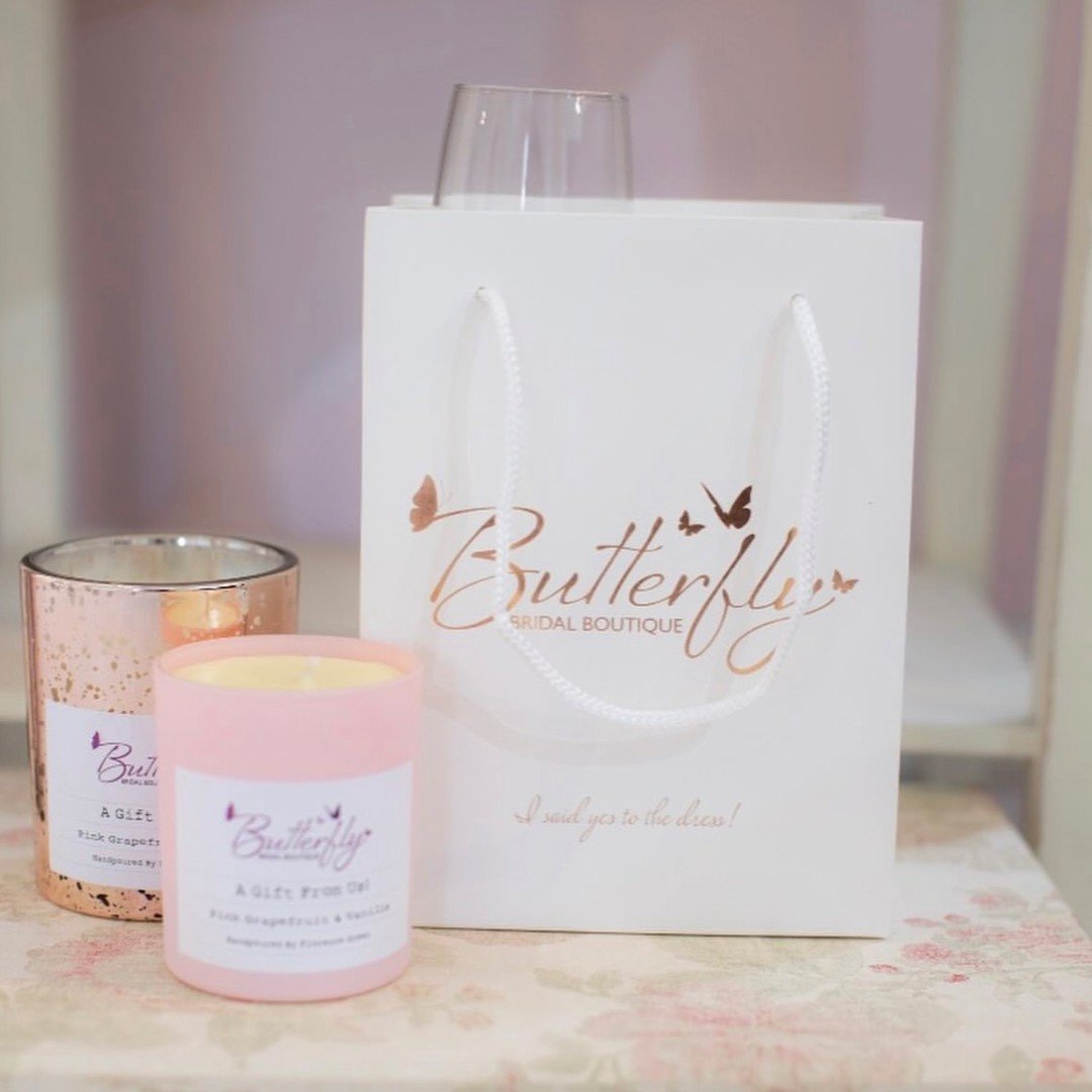 Cute small boutique bags with rose gold foil that are perfect for small gifts. We love these white bags for @butterflybridalboutique 😍

We can help with every aspect of your stationary and branded materials for your boutique 💗

With decades of expe