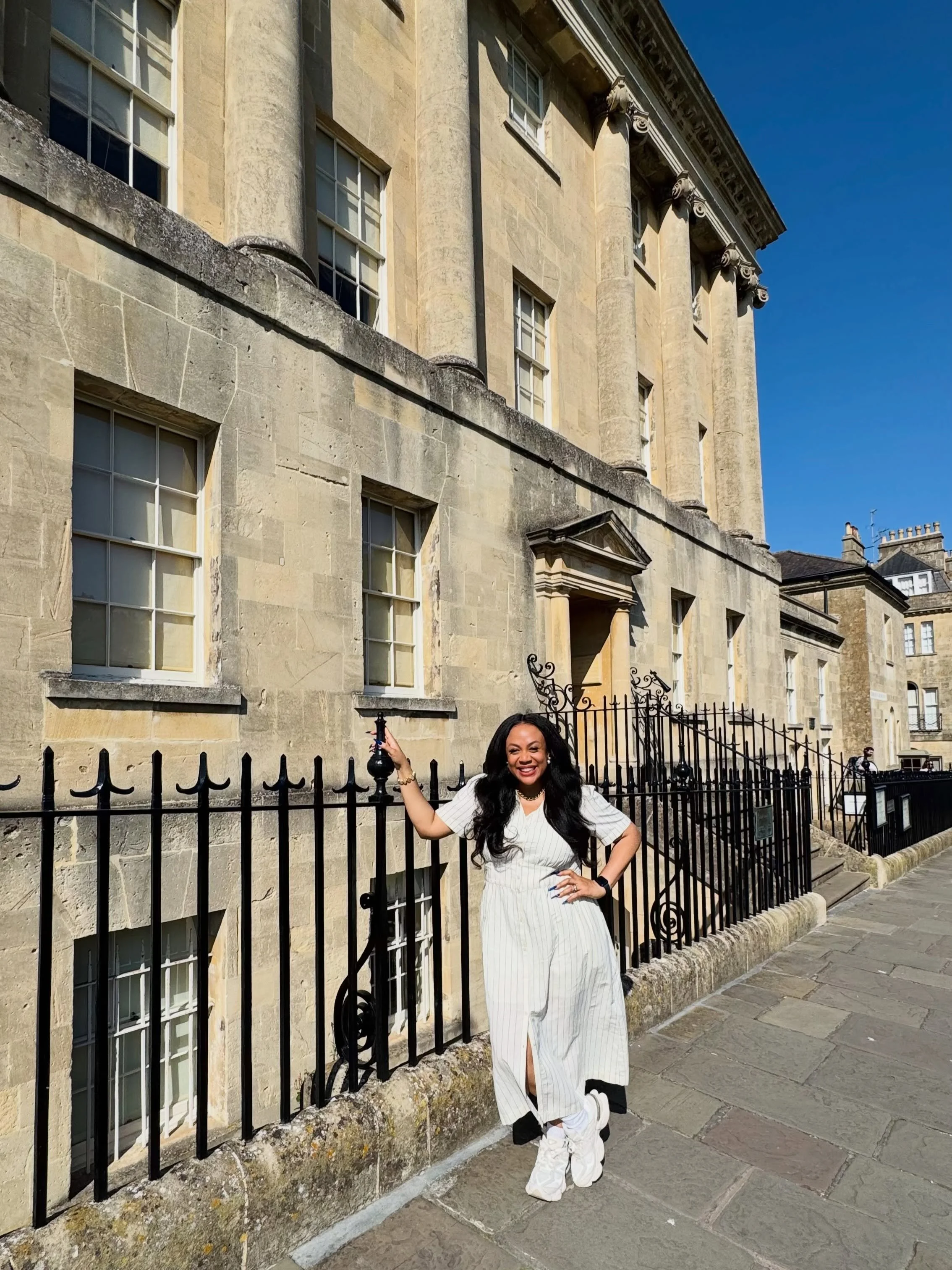In the town of Lady Whistledown 🤭 Just a girl living out her Bridgerton dreams 🥰

Can you guess what @bridgertonnetflix locations I visited?!

I also enjoyed a lovely afternoon Bridgerton themed tea @the_lanesborough 🫖🐝

#bridgertonsonnetflix #br