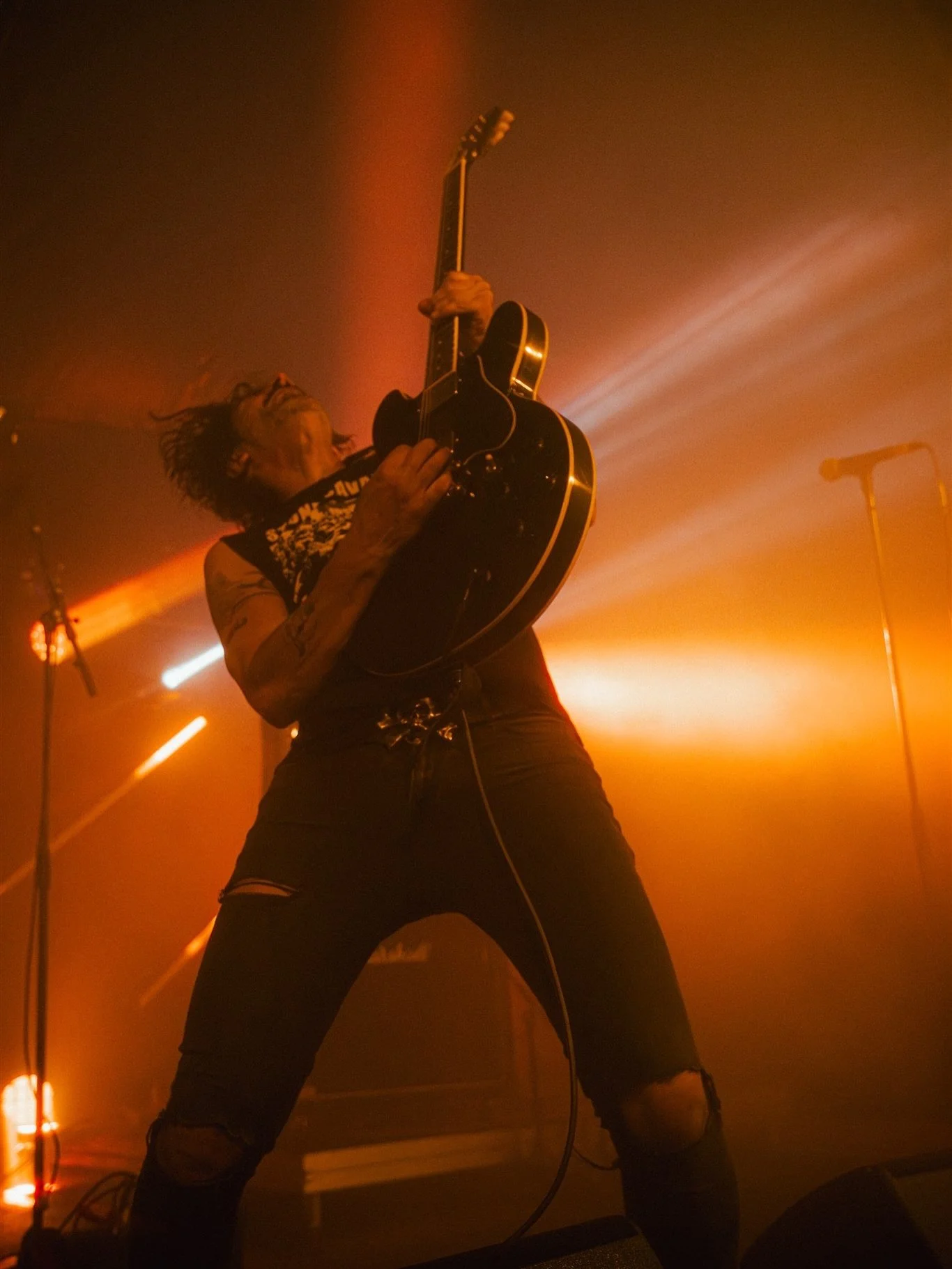 ROCKING. Difficile de choisir des photos parmi la trentaine de concerts que j&rsquo;ai vus en 3 jours au @queyrockfestival alors je vais vous montrer mes captures de cinq concerts qui m&rsquo;ont marqu&eacute;, sans ordre particulier. Le premier : @q