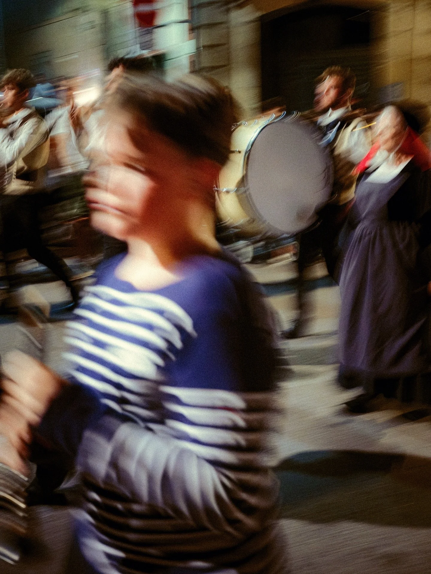 🇫🇷/🇬🇧
FLOU DE D&Eacute;FIL&Eacute;. Ces photos prises lors du d&eacute;fil&eacute; du @festival.darvor.vannes il y a deux semaines sont floues pour deux raisons :
- J&rsquo;ai voulu voyager l&eacute;ger pour mes vacances, et je n&rsquo;ai pris qu