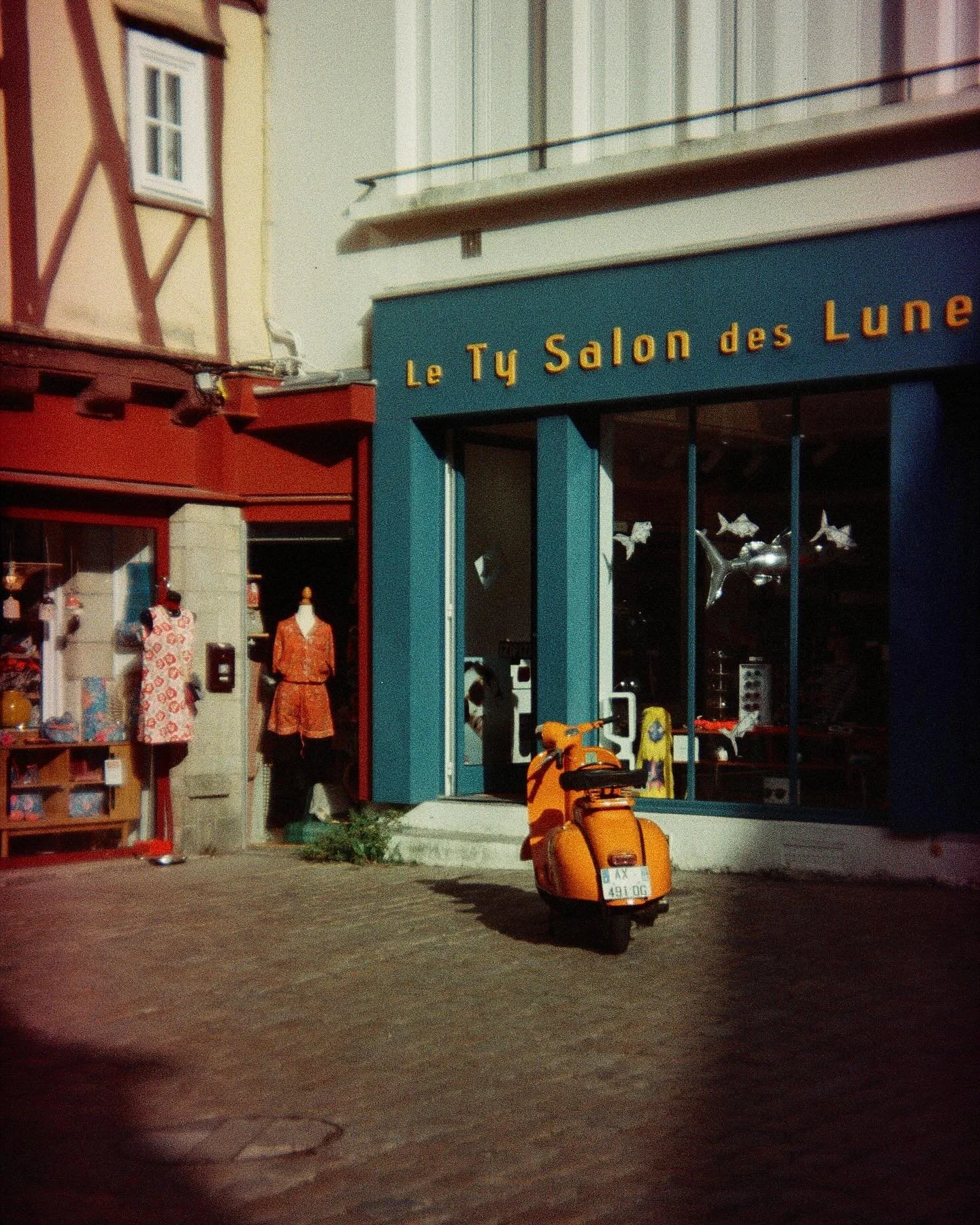 🇫🇷/🇬🇧
SOUVENIRS ARGENTIQUES. Cet &eacute;t&eacute;, je suis parti en vacances avec un appareil photo argentique pour la premi&egrave;re fois en 12 ans. C&rsquo;&eacute;tait un petit appareil en plastique, pour prendre des photos sans trop d&rsquo