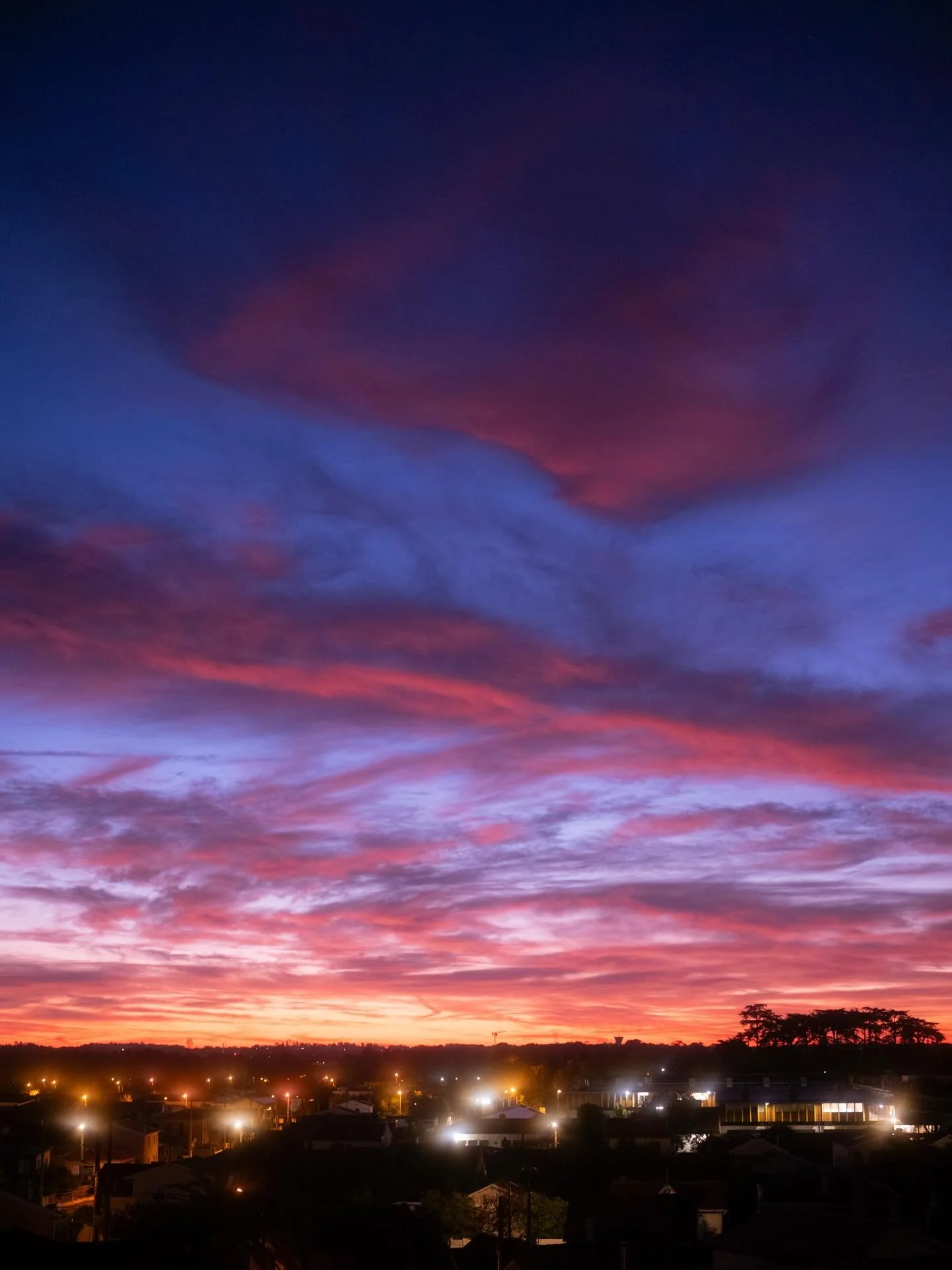 🇫🇷/🇬🇧
COUCHER DE SOLEIL DEDANS ET DEHORS. 
.
SUNSETS INSIDE AND OUT. 
.
📸: @fujifilmfrance Fujifilm X-H2S 
.
.
.
#cinematiclook #sunsetcolors #fujifilmxh2s  #kodaklosers #theanalogclub #fierdemonfuji #lightmagazine #777luckyfish #teampanajou #th
