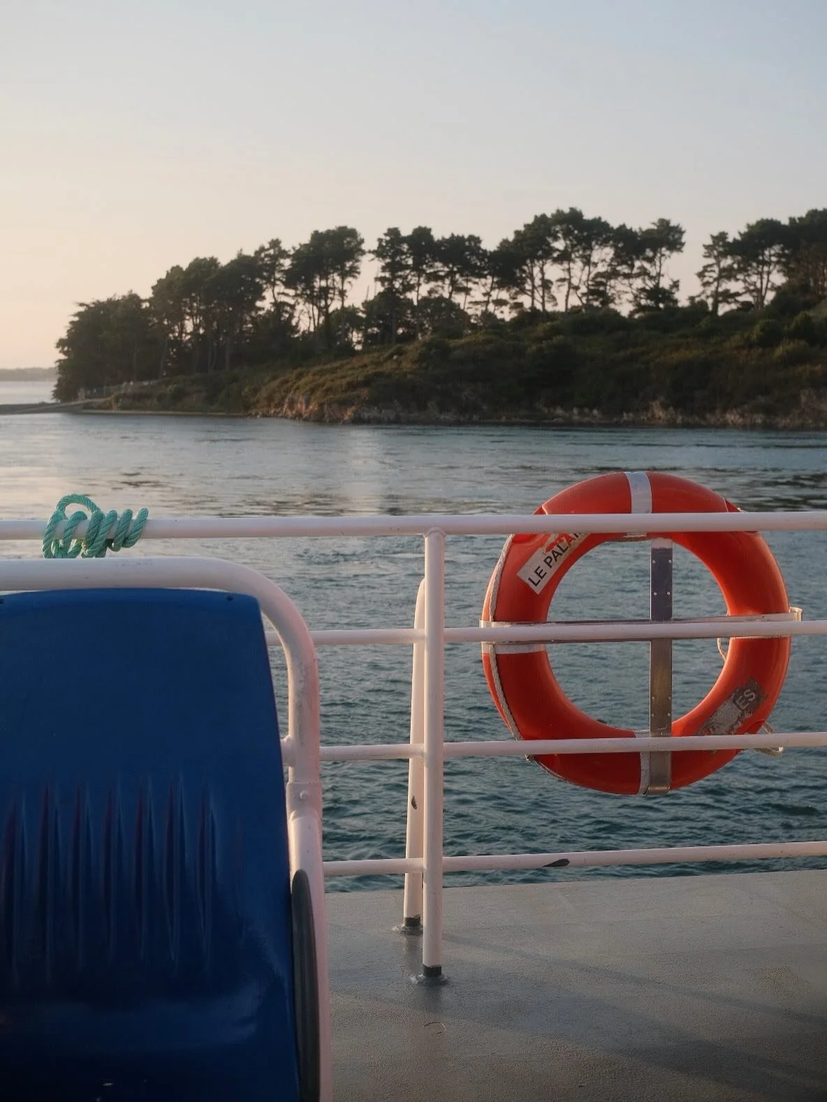 🇫🇷/🇬🇧
TRAVERS&Eacute;E DU GOLFE. Meilleur moment de la journ&eacute;e pour d&eacute;couvrir les &icirc;les du Golfe du Morbihan. Quelle est ta photo pr&eacute;f&eacute;r&eacute;e ?
.
CROSSING THE GULF. Best time of the day to sail across the Gulf