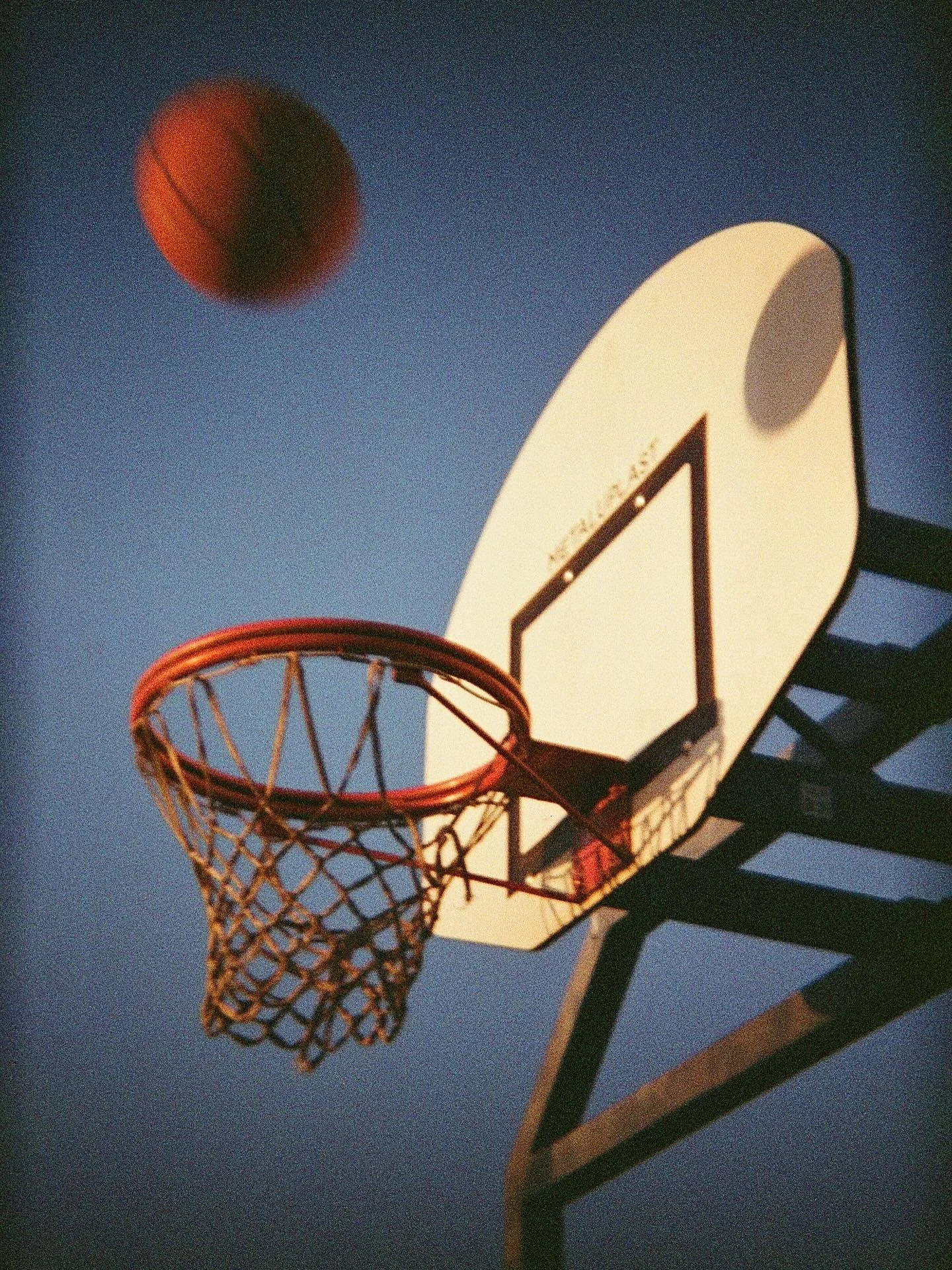 LAST RAYS OF DECEMBER.
📸🎞️@lomography Holga 135 w/ expired @lomographyfrance #lomo400 developed by @pelloche.lab 
.
.
#kodaklosers #filmislife #streetbasketball #charentemaritime