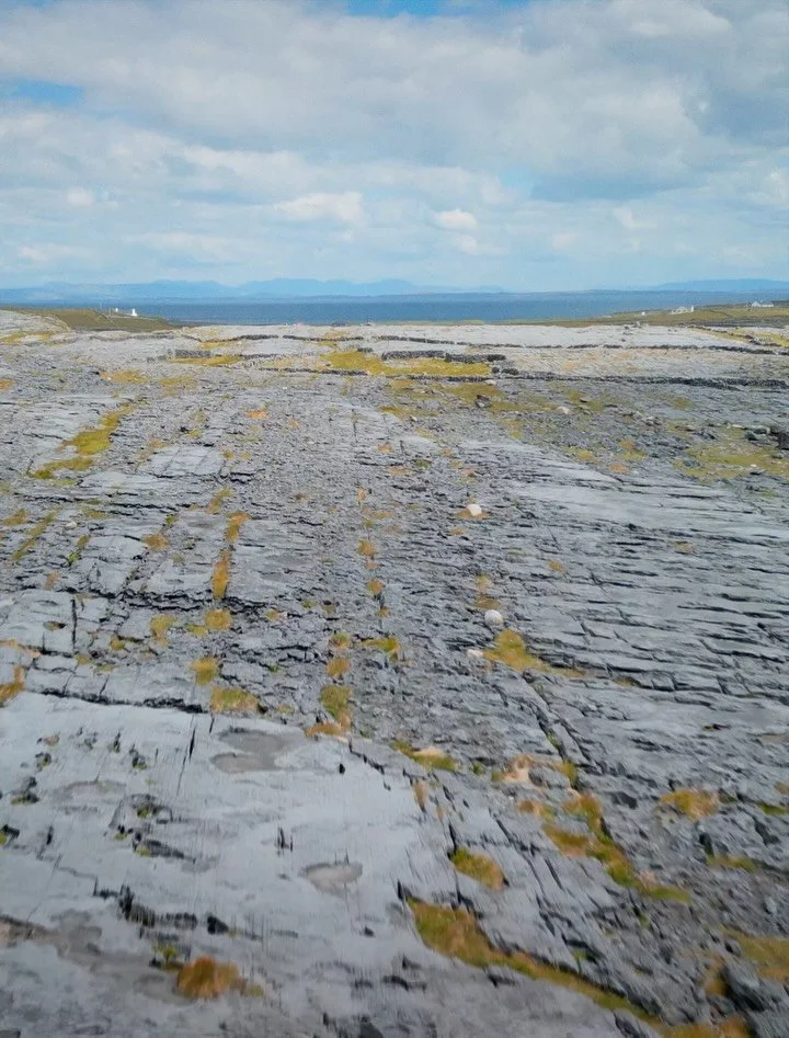 🇮🇪/🇫🇷
IRISH ROAD TRIP 02. We spent another day in Co. Clare and took the @aranislandferries to discover Inis M&oacute;r. Renting bikes is definitely recommended to go around the island more comfortably, and if you&rsquo;re not a regular rider, I&