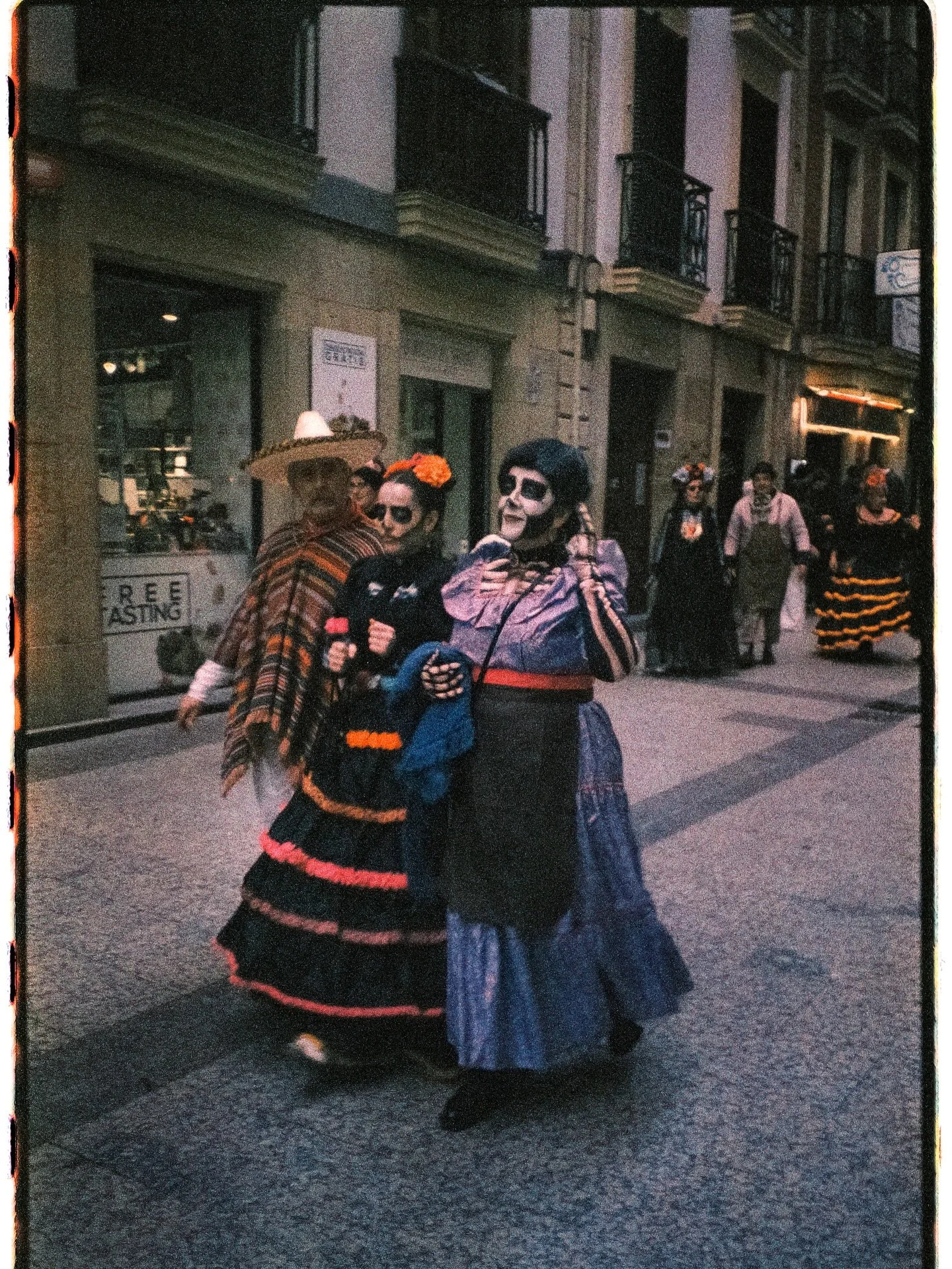 🇬🇧/🇫🇷
SAN SEBASTI&Aacute;N CARNIVAL. When you happen to be visiting San Sebasti&aacute;n 🇪🇸 for the first time in carnival day. 
.
CARNAVAL DE SAN SEBASTI&Aacute;N. Quand il se trouve que tu d&eacute;couvres San Sebastian pour la premi&egrave;r