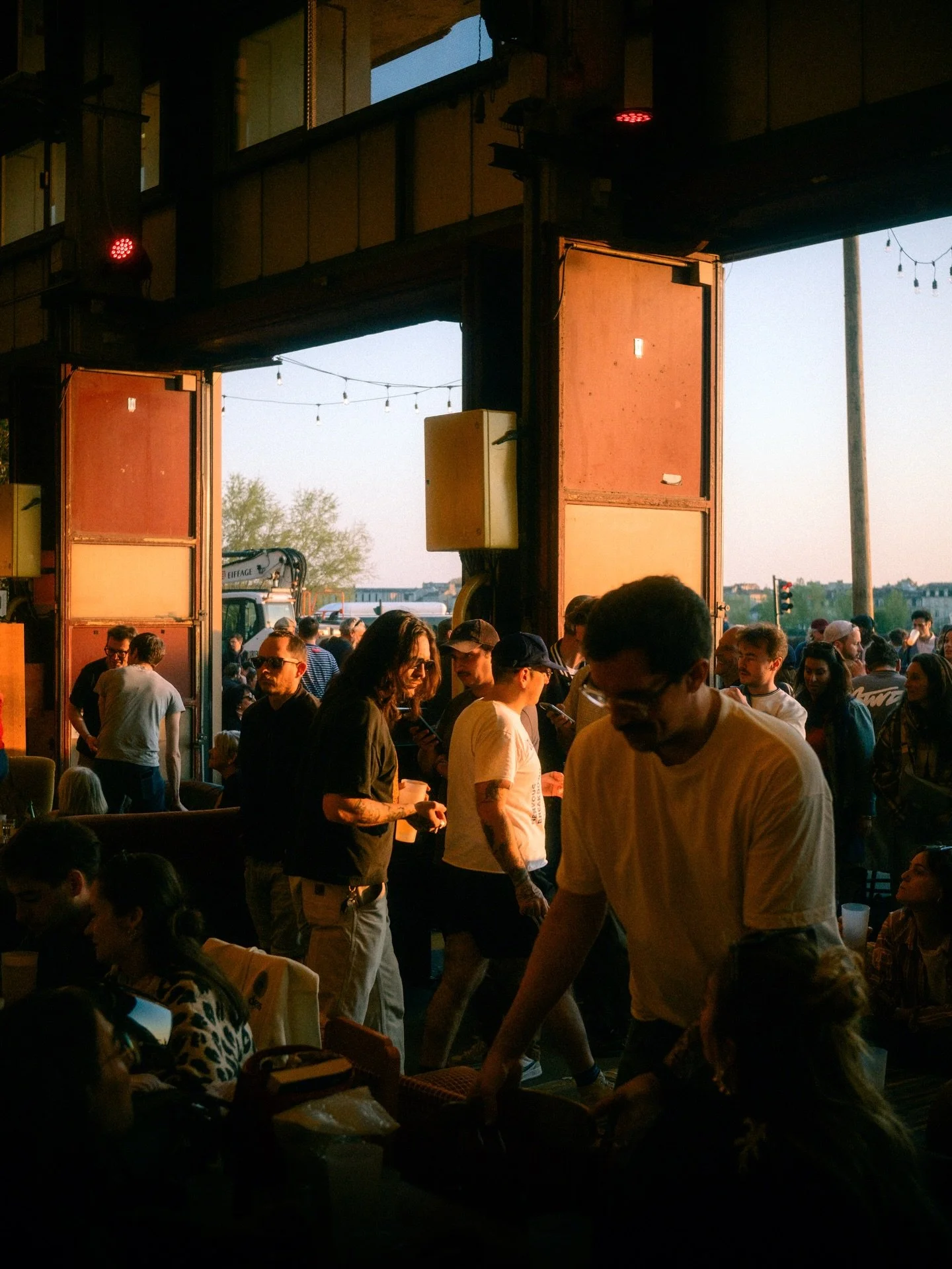 Last light at @casernebbordeaux 
📸: @fujifilmfrance #fujifilmxh2s + #ttartisan27mmf28 
.
#bordeauxmaville #caserneb #citysunset