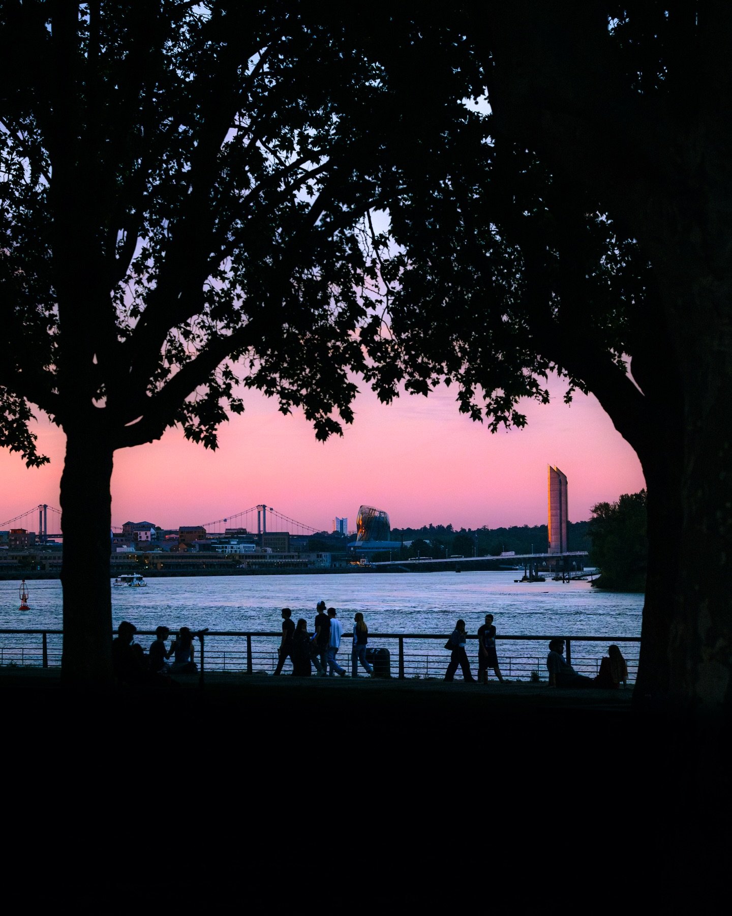 PINK HOUR IN BDX. 🌇
1-4, which one&rsquo;s your favorite?
.
📸: @fujifilmfrance #fujifilmxh2s + #56mmf12 
.
#bordeauxmaville #pinkhour