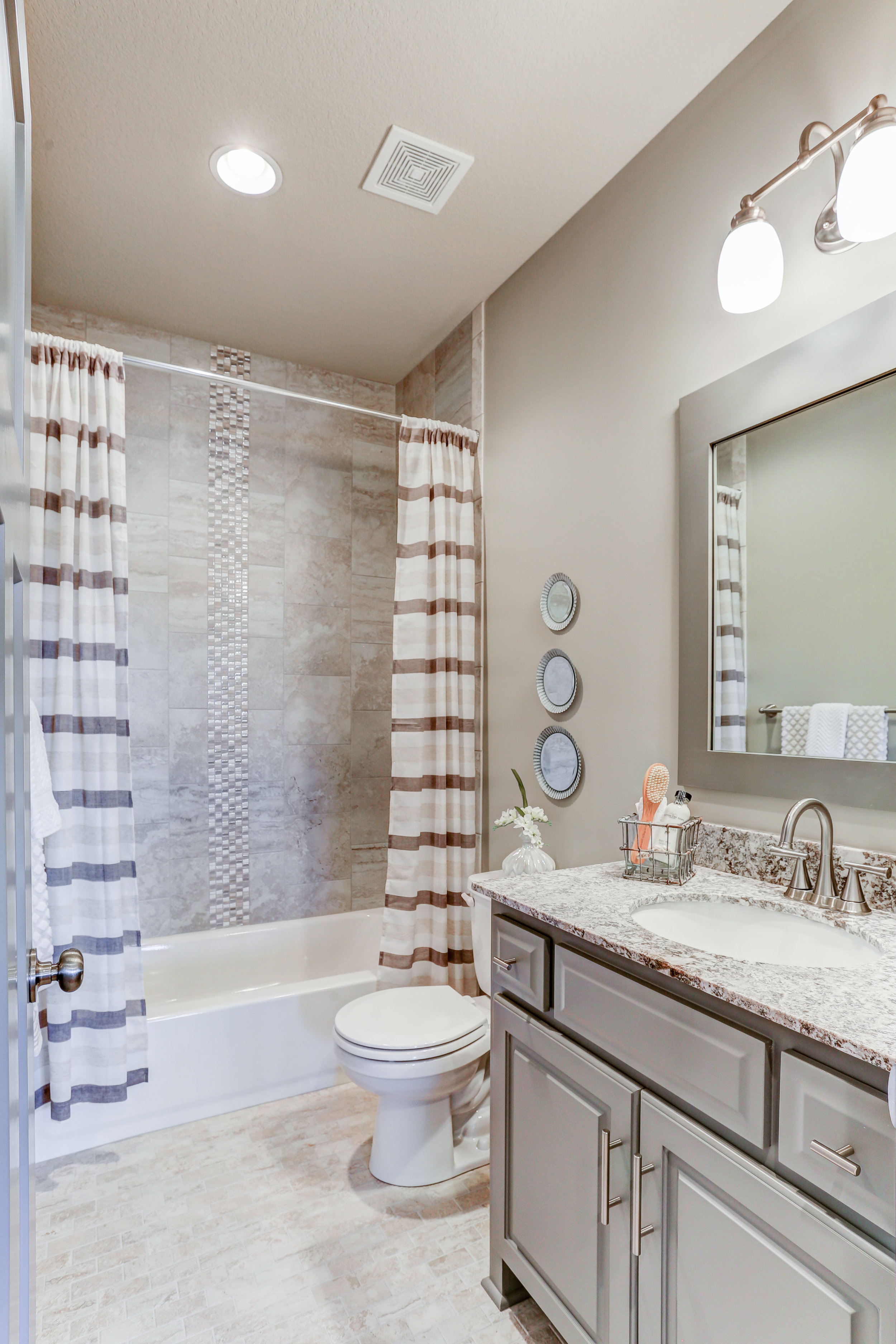 CMV332_Cambelaine_GuestBath.jpg