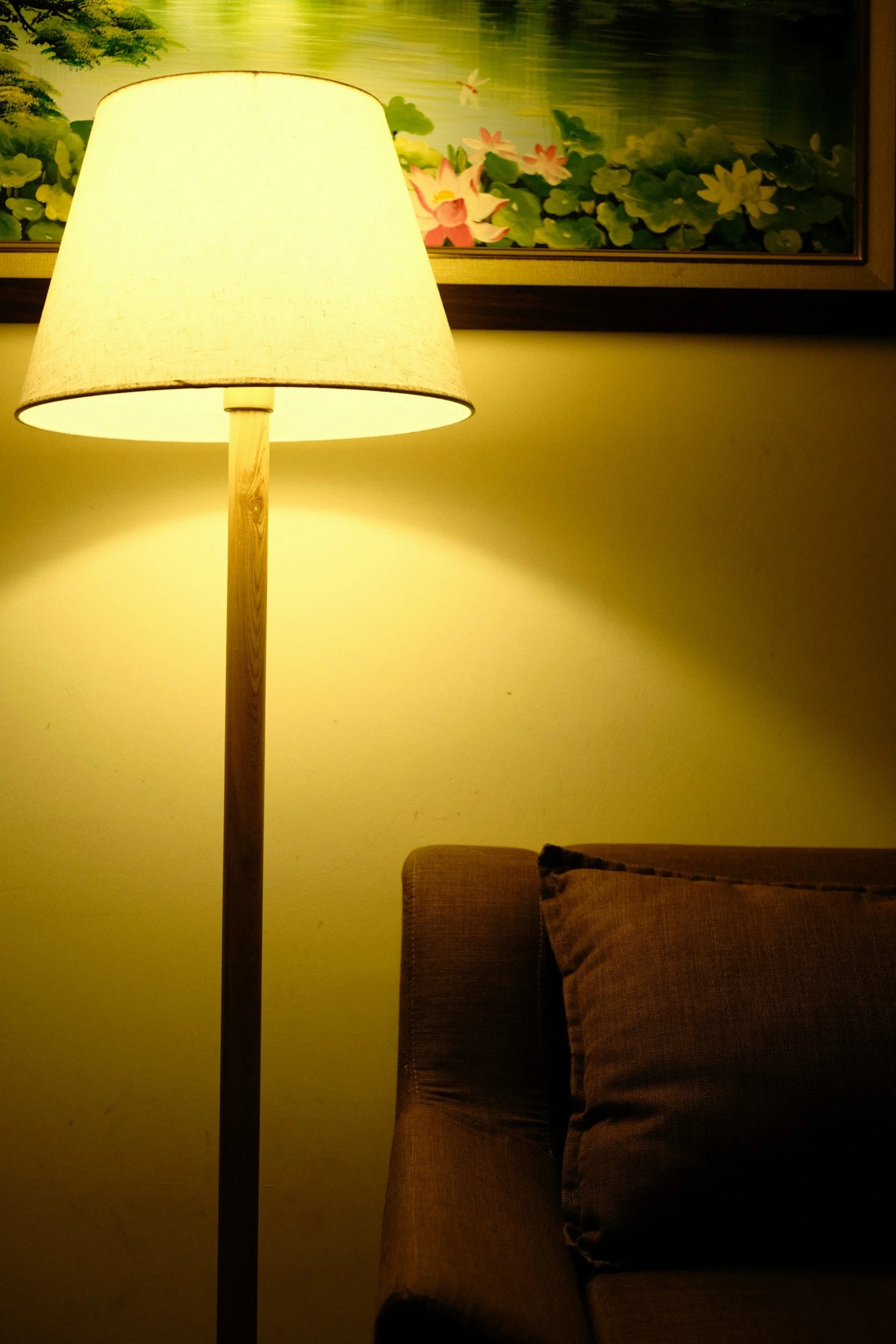 lamp and corner of couch in warm lit room representing a lightbulb turning on for therapist growth and relational clinical training in los angeles