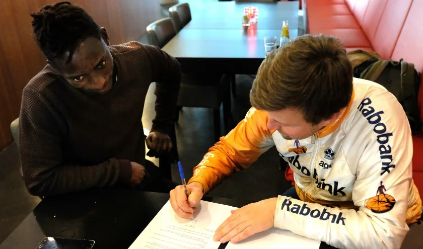 Tesfay heeft twee banen, volgt een opleiding en droomt van een toekomst als profvoetballer.