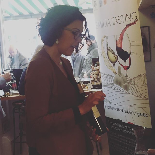 Yesterday, 8th May we had the pleasure of hosting an Emilia Tasting where all of our guests had the opportunity to taste different wines and several dishes made with Voghiera Garlic from the Emilia Romagna Region. Thank you so much to the people behi