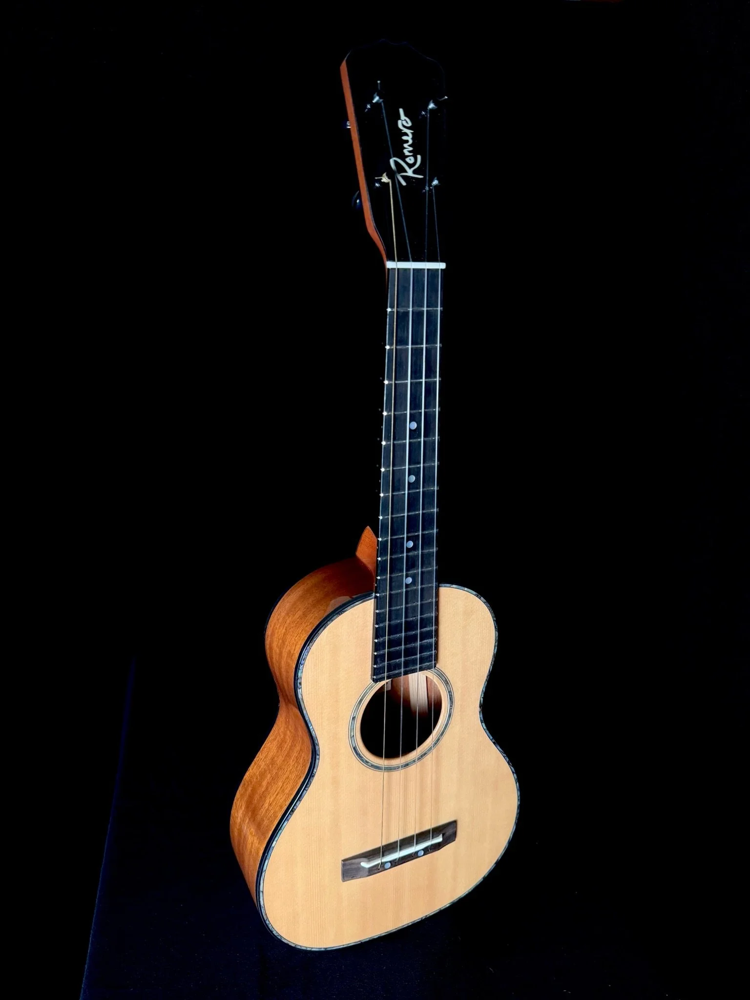 Signature Tenor Spruce/Mahogany 23011