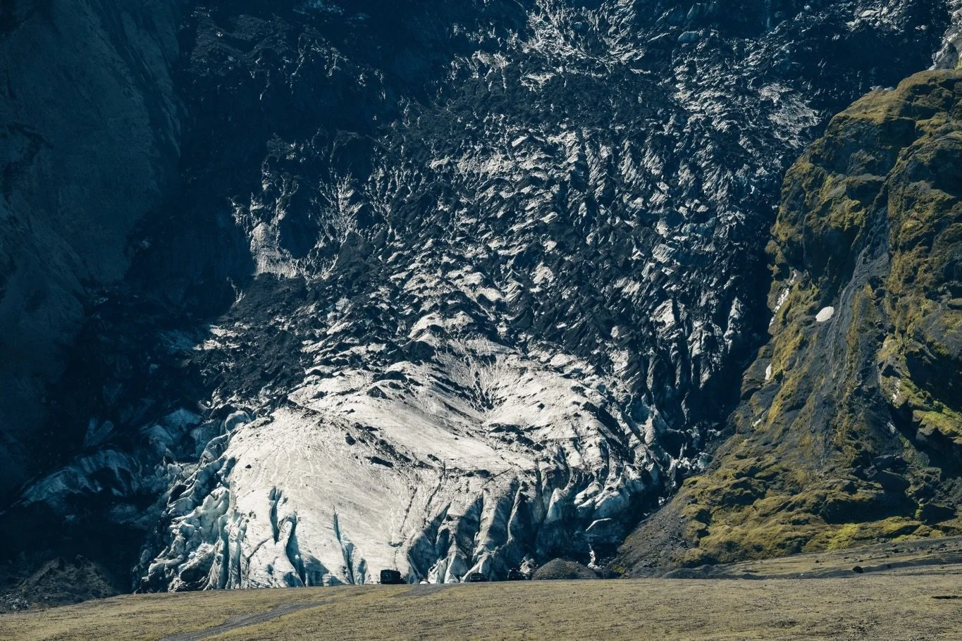 There&rsquo;s a magic balance with Icelandic glaciers: a thick layer of volcanic debris will insulate the ice and slow melt. But a thinner layer will hold heat and speed up melt. Same process,
different outcome depending on amount. 😍Gah,  this lands