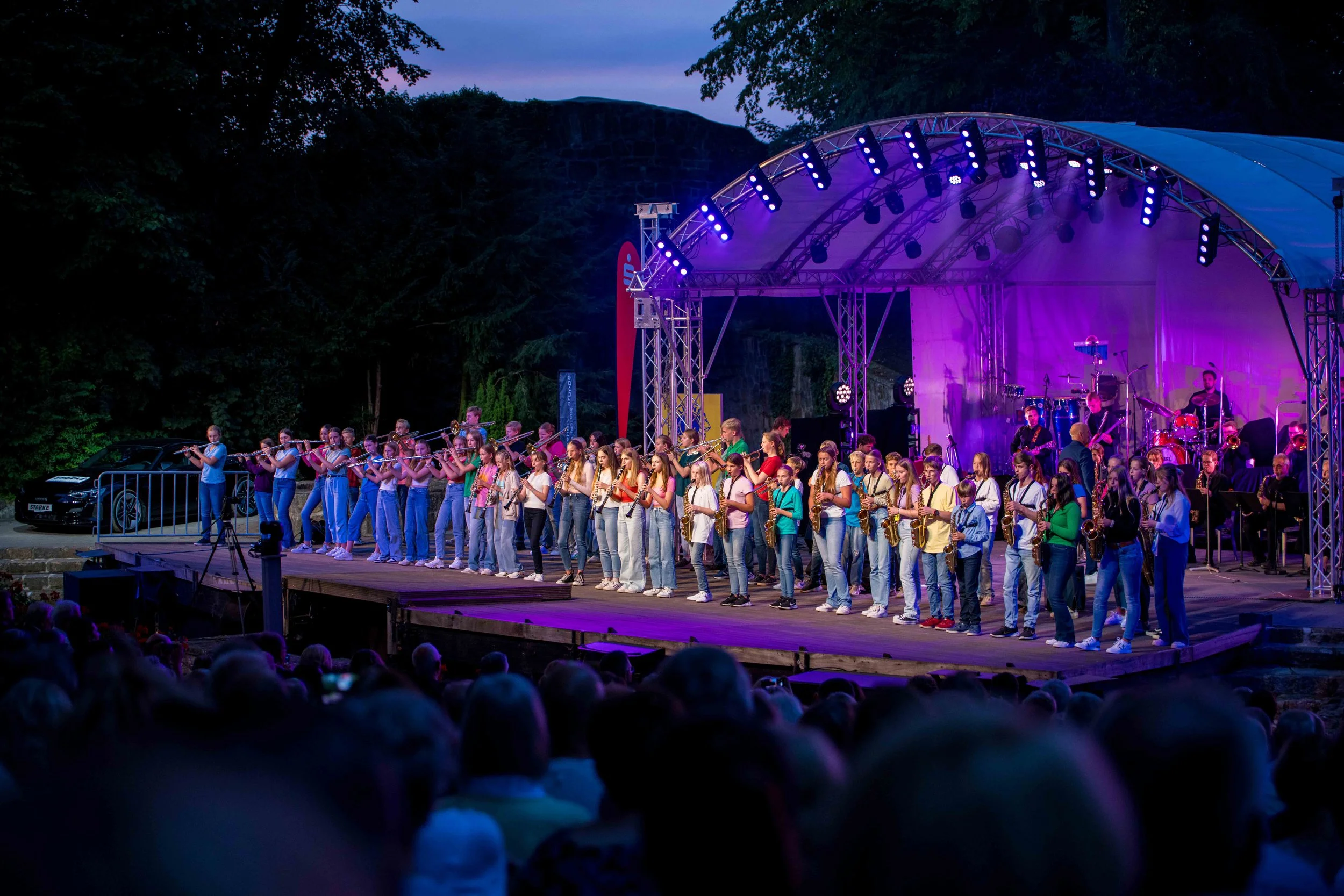 KvG Bigbands spielen vor mehr als 2300 Menschen auf der Freilichtbühne in Tecklenburg