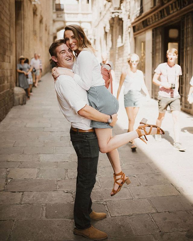 Up lifting!🔹 Tag your personal favorite of your own shooting with #barcelonafortwo 💌🧥🔹 #nextstopbarcelona #coupleshoot #couplephoto #photographerbarcelona #photographybarcelona #lovestorybarcelona #couplegoals #couplegoalsbcn #engagementphotograp