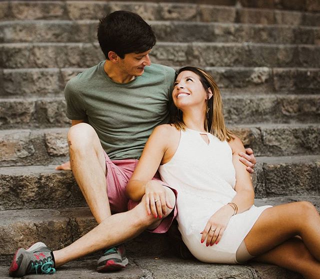 The real love stuff! (And non of the awkward or stiff posing)🔹 Tag your personal favorite of your own shooting with #barcelonafortwo 🧡💟🔹 #nextstopbarcelona #coupleshoot #couplephoto #photographerbarcelona #photographybarcelona #lovestorybarcelona