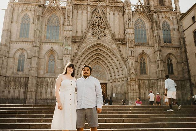 If you like, we can also take &quot;the classic in front of landmark pic&quot;, it's up to you :-) 🔹 Tag your personal favorite of your own shooting with #barcelonafortwo ✨🌋🔹 #nextstopbarcelona #coupleshoot #couplephoto #photographerbarcelona #pho