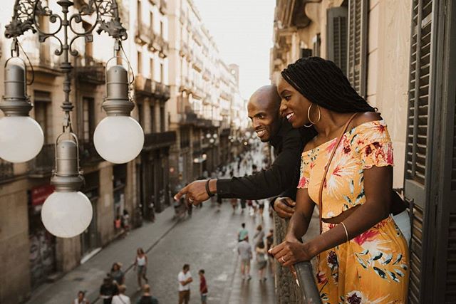 So many things to see! Best way in exploring Barcelona is to stroll through narrow road's and getting lost🔹 Tag your personal favorite of your own shooting with #barcelonafortwo 👈🇪🇸🔹 #nextstopbarcelona #coupleshoot #couplephoto #photographerbarc
