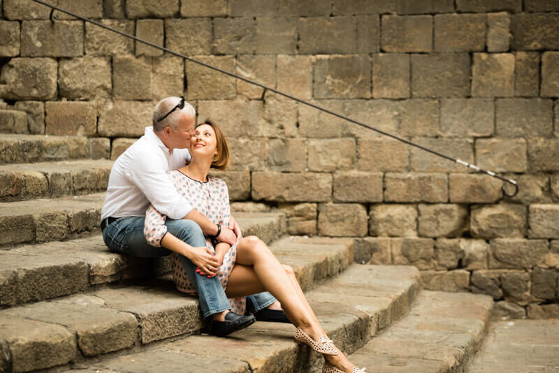 Russian couple sitting and kissing Gothic Quarter Barcelona
