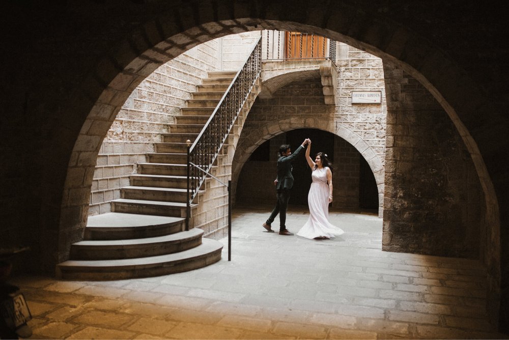 Temple d'august Barcelona, couple photoshoot