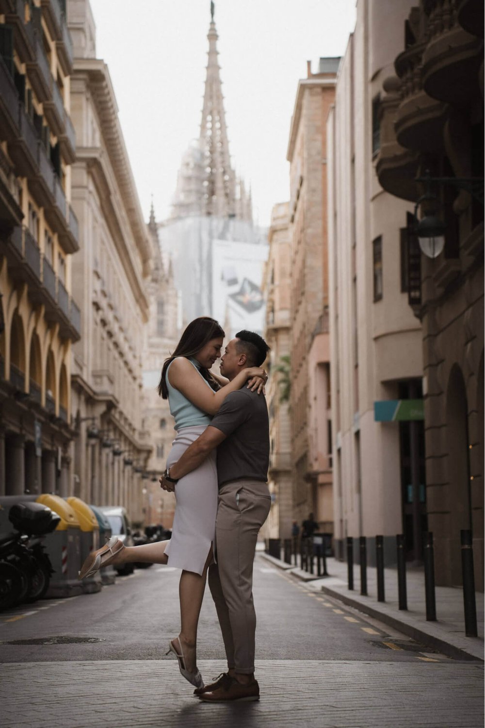 couple with lifting pose, cathedral of Barcelona