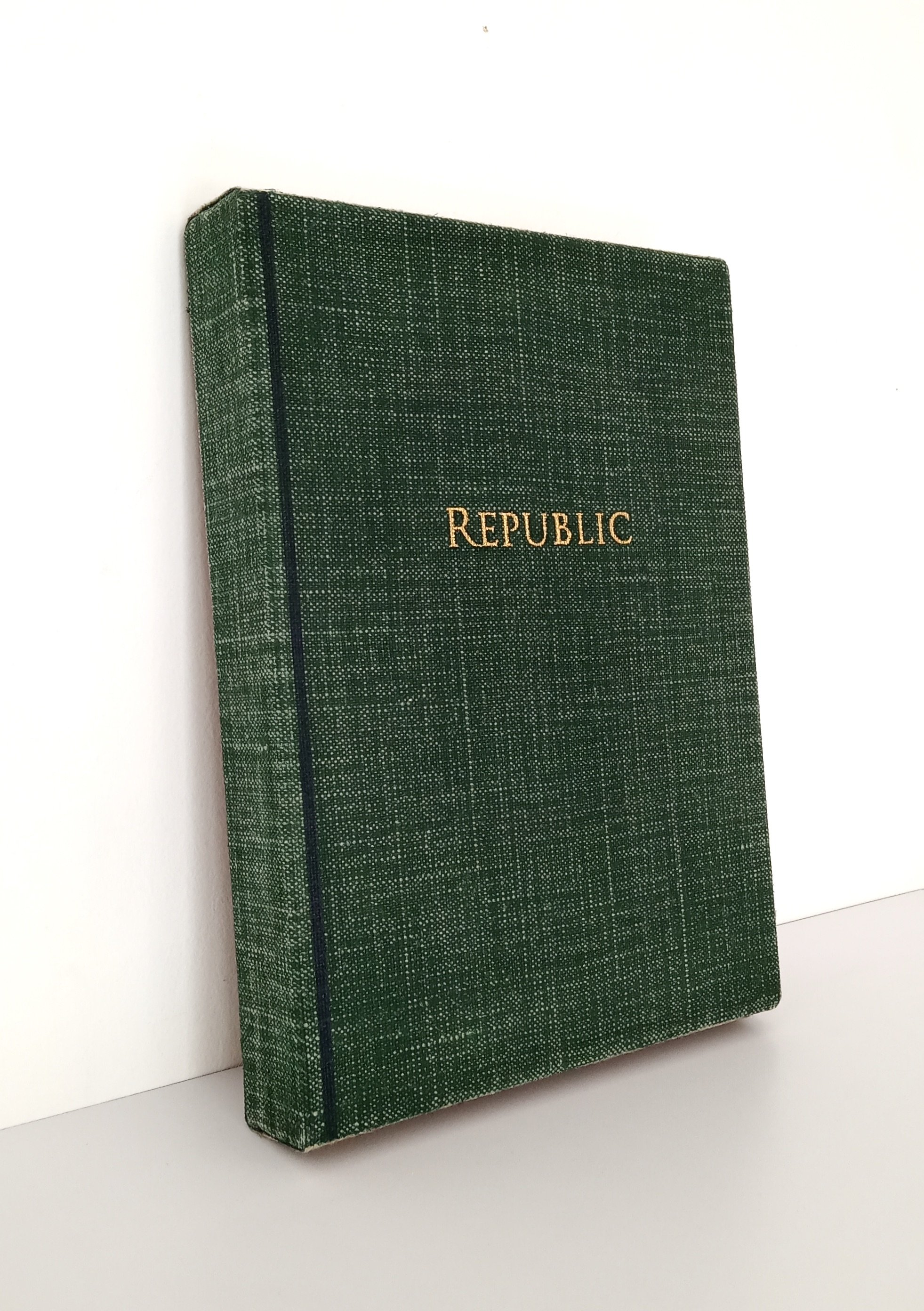 Republic. [28 x 21cm] 2022