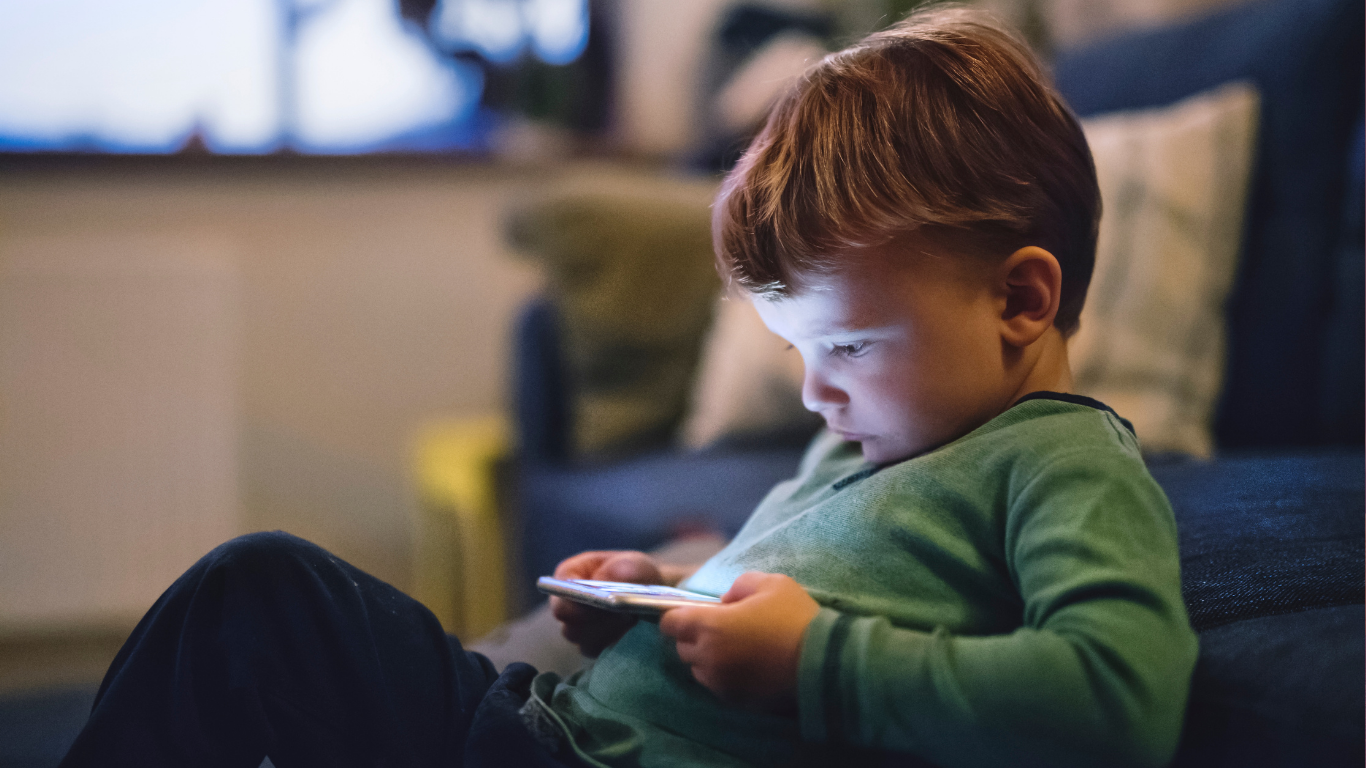 Summer Screen Time: How to Find the Balance Between the Physical and Digital Worlds 
