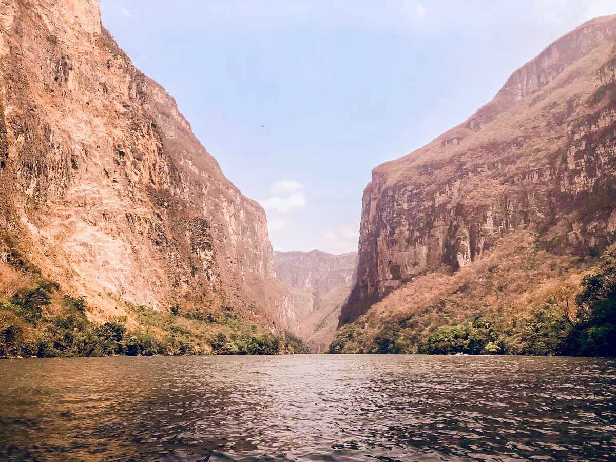 Si vienes a Chiapas, sin duda tienes que visitar el Ca&ntilde;&oacute;n del Sumidero. Una de las maravillas m&aacute;s espectaculares de M&eacute;xico.

Este ca&ntilde;&oacute;n tiene un acantilado cuya altura va un poco m&aacute;s all&aacute; de los