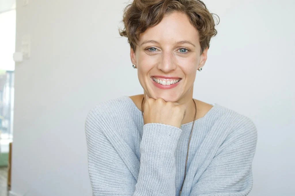 Dr. med. Janna Scharfenberg ist ganzheitlich praktizierende Ärztin mit Weiterbildung in Ayurvedischer Medizin und Yogalehrerin. Mit Begeisterung teilt Sie ihr Wissen um ganzheitliche Gesundheit in Form von Coachings und Beratungen, sowie Aus- und Weiterbildungen für YogalehrerInnen.
