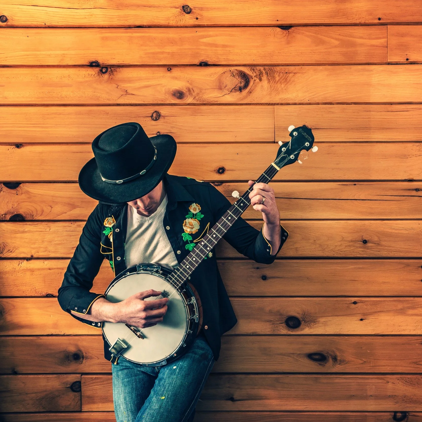banjo-player-fashion-man-387.jpg