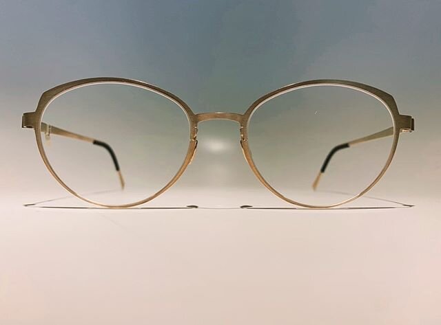 What a precious Friday this is ✨ enjoy the weekend ✨ oh yea, those ones are #handmade in Denmark, 18c yellow gold ✨ Precious, right?! #bespoke #eyewear #craftmanship #precious #lindbergeyewear #seeyourself #friedrichsoptik