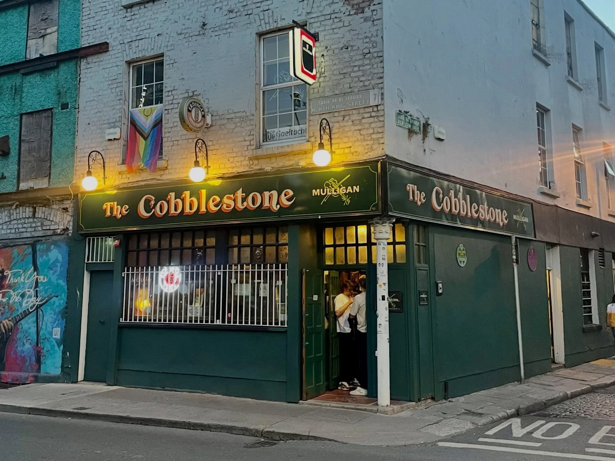 A few pints and a few reels at the renown Cobblestone in Dublin. The locals know how to carry a tune!! 🍻🎻🪈🪕🎶☘️ 
&bull;
&bull;
#traditionalirishmusic #irishpub #guinnessdraught #itsbeenreel #jeffnelsontrb