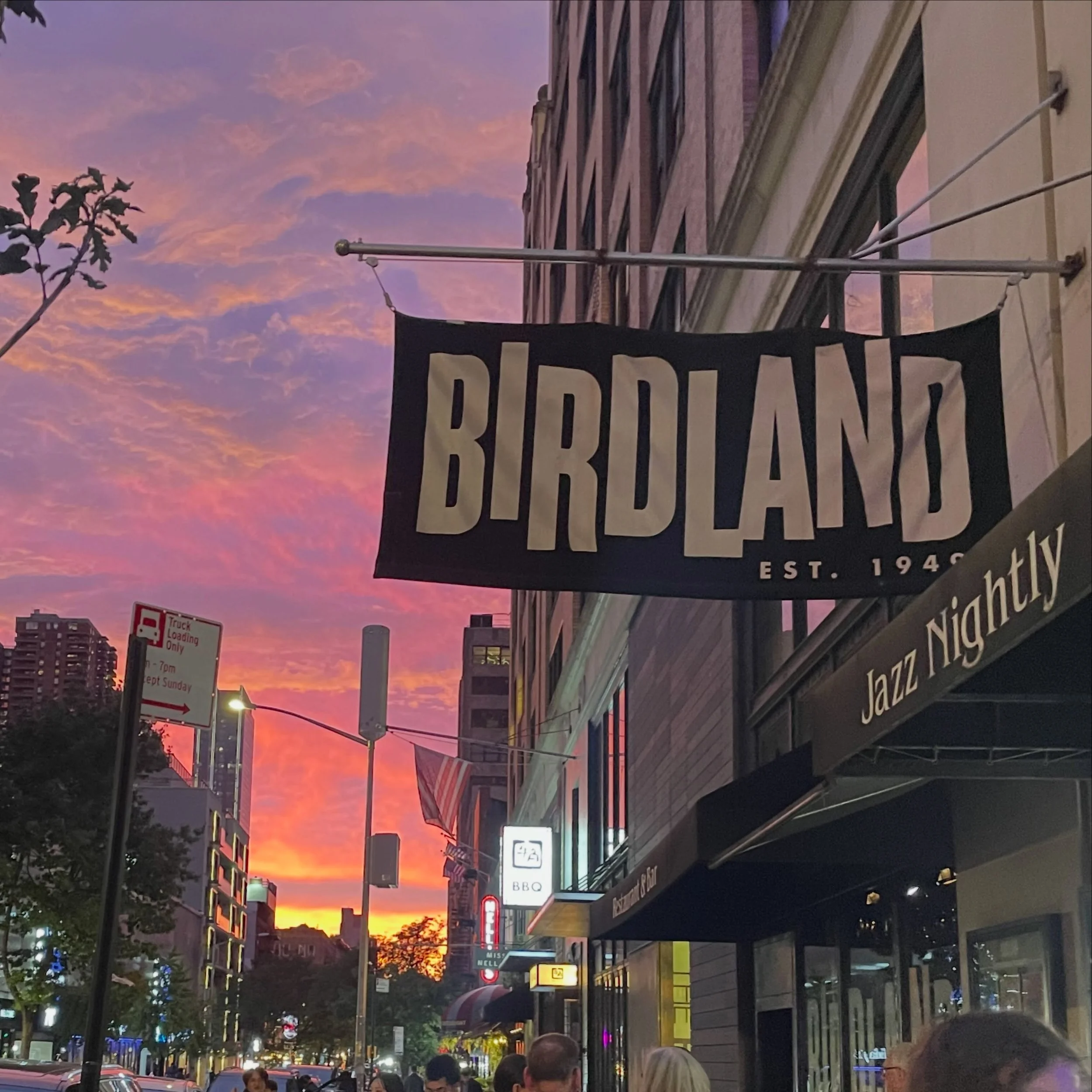 Midtown, pre-theatre jazz with the Birdland Big Band. 🪊🎶 
&bull;
&bull;
#birdlandbigband #nycjazz #bigbandjazz #prestormsunset #jeffnelsontrb