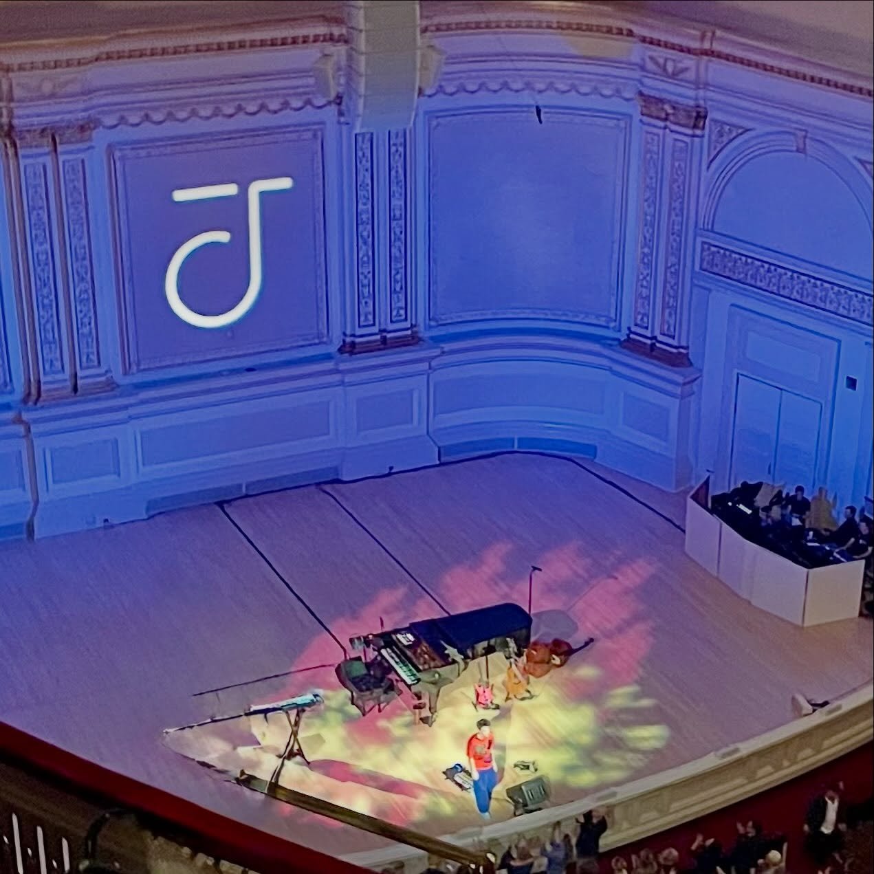 Jacob Collier at Carnegie Hall - this man is a force!! An incredible performance of beautiful music.
🎶 🎹 🎸 
&bull;
&bull;
#jacobcollier #thelightfordaystour #soloperformance #audiencepartipation #jeffnelsontrb