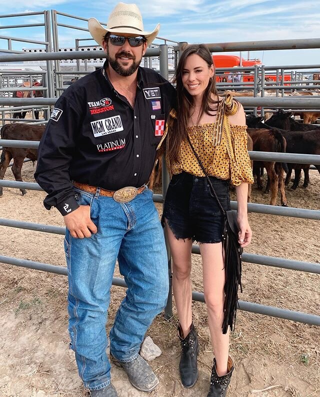 WE ARE AT A RODEO!
&amp; I&rsquo;m excited. That&rsquo;s all.

@lukebranquinho
#rodeotime #rodeolife #rodeolifestyle #rodeofashion #rodeostyle
